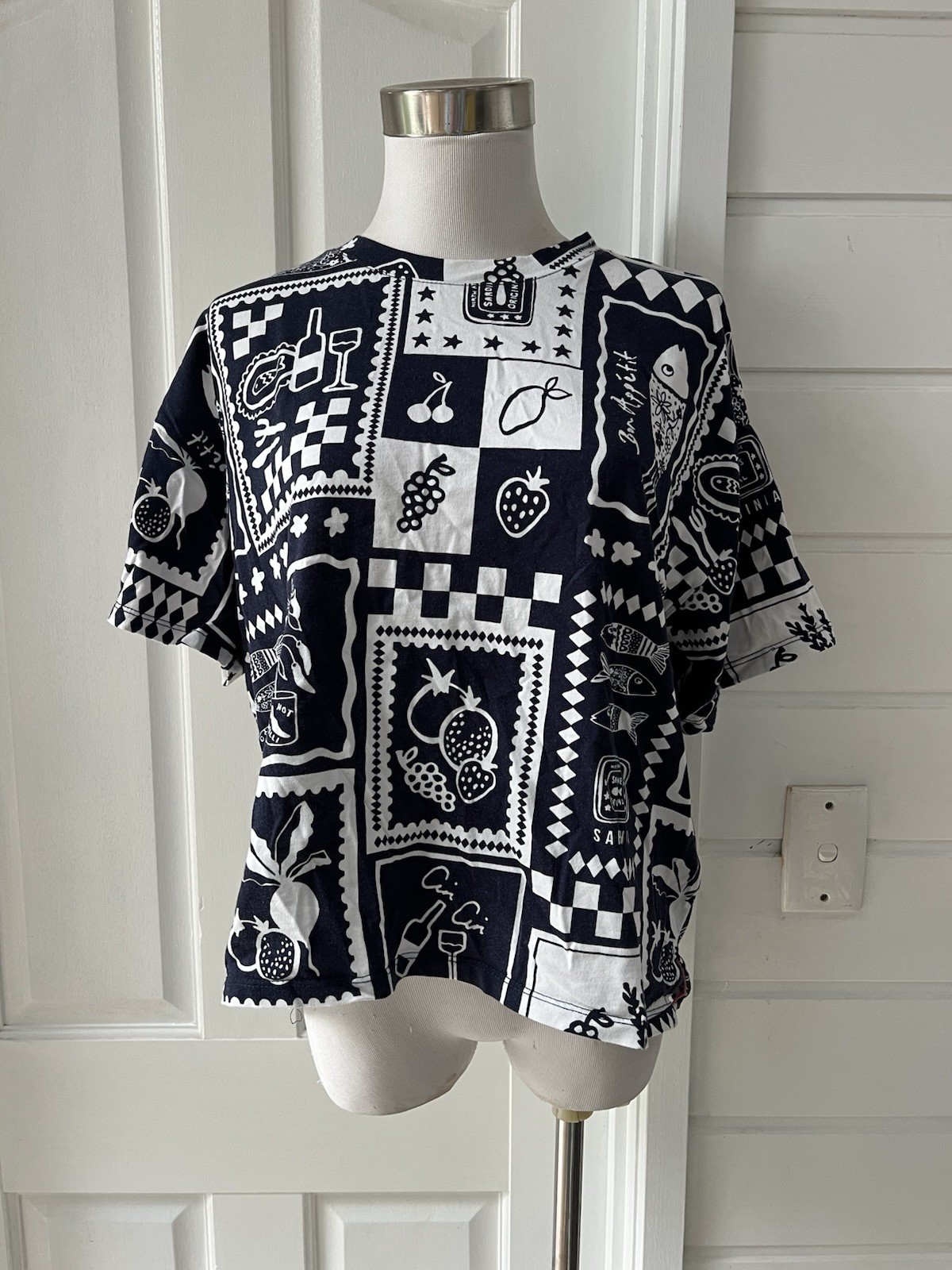 ELM Womens Chin Chin Sardines Wine Navy Blue White Patterned Tshirt – Size 12