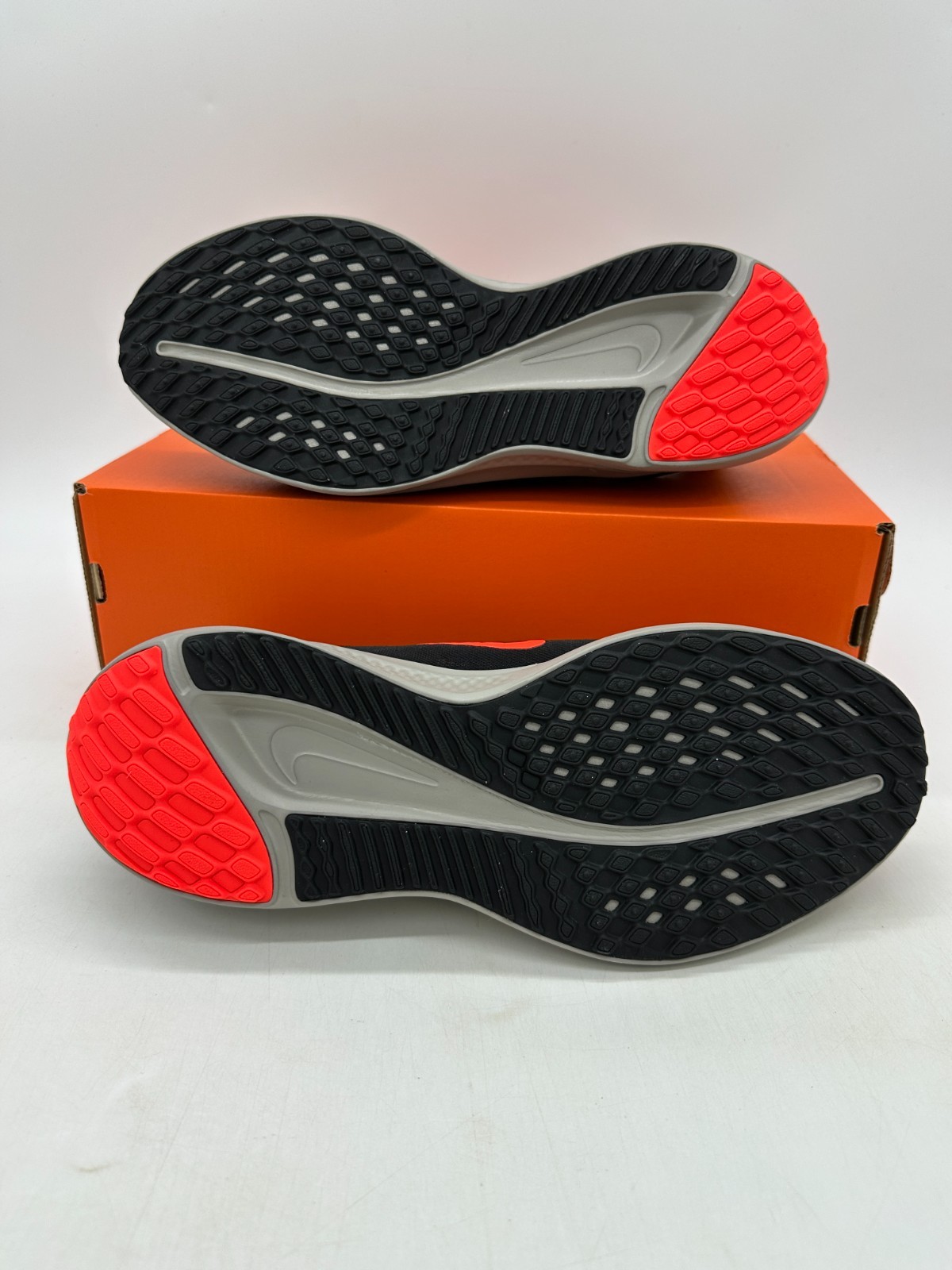 Nike Quest 5 Men’s Size 10 Black Orange Gym Training Athletic Shoes DD0204 005