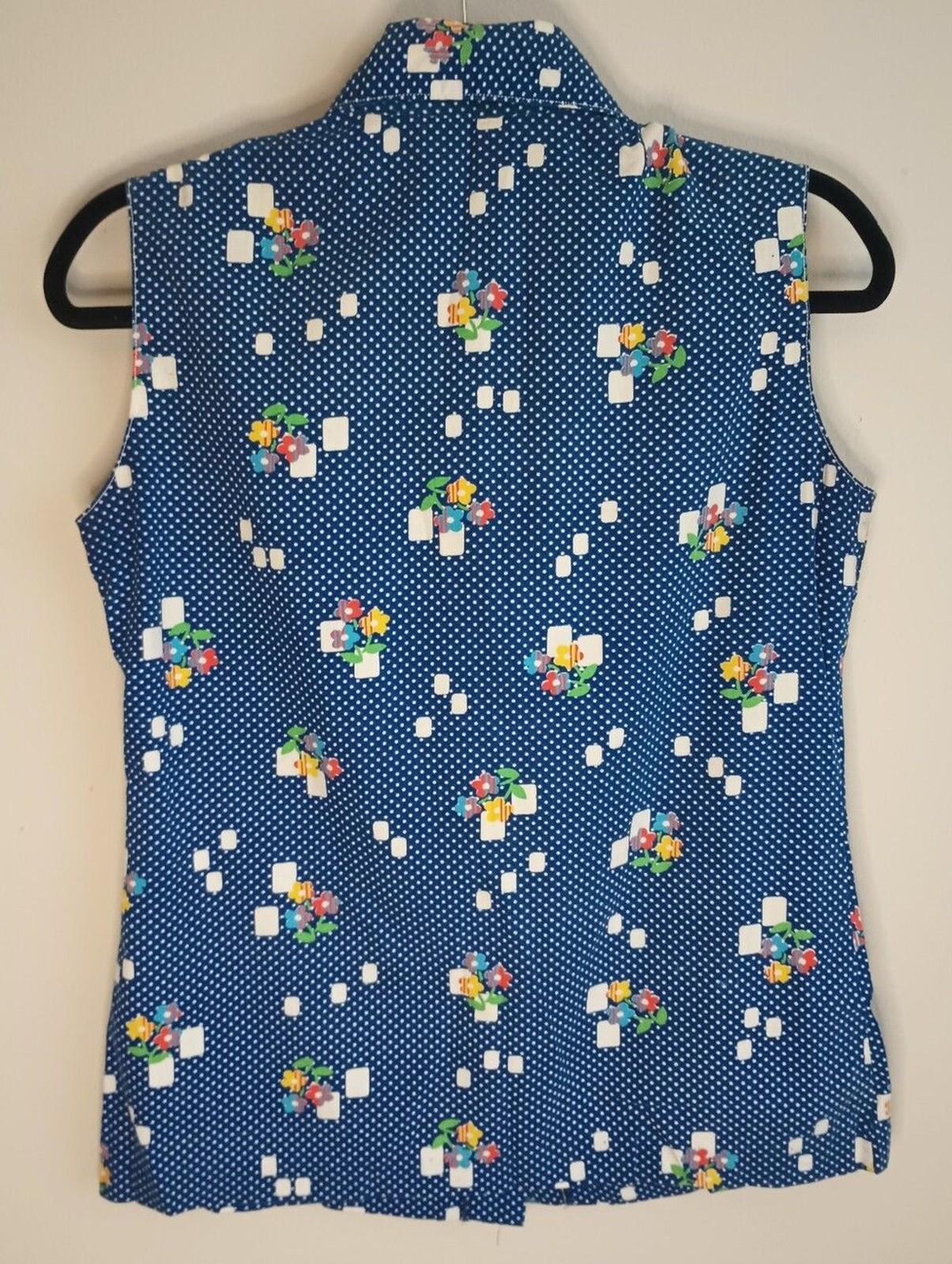 Vtg 70s Pointed Collar Sleeveless Button Up Top With Polka Dot Floral Print