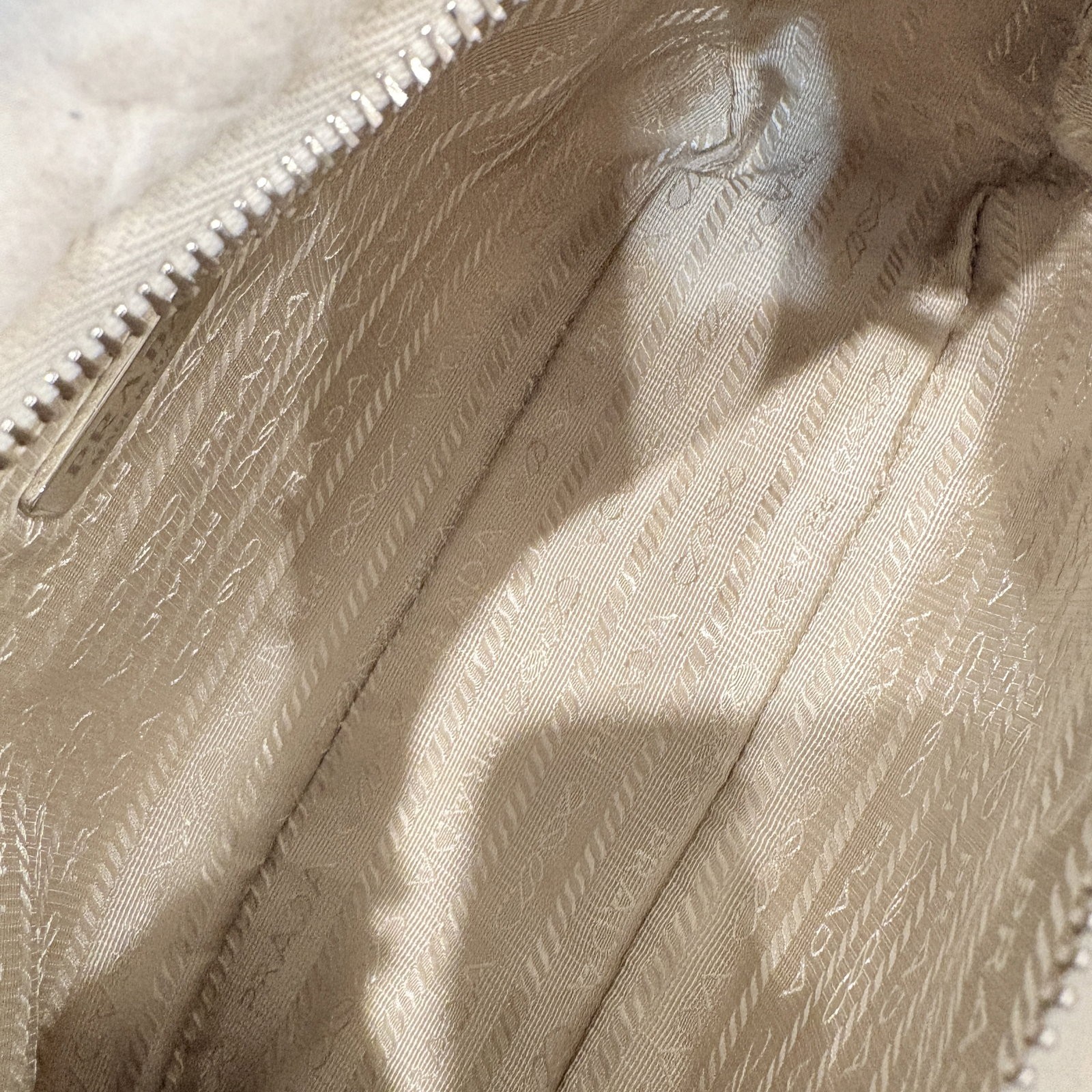 Prada Mini Re Edition 2000 Shoulder Bag White Faux Fur (ws030126c0)