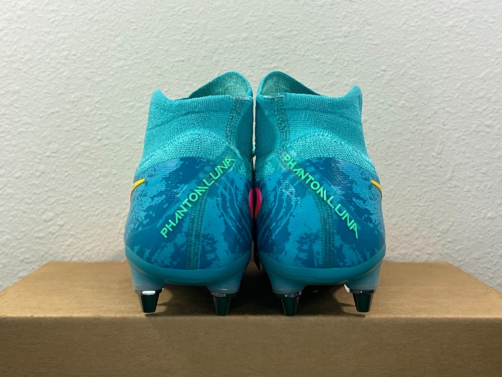 8.5 Men/10 Women- Nike Phantom Luna 2 Elite LV8 SG-Pro Vortex Pack Soccer Cleats