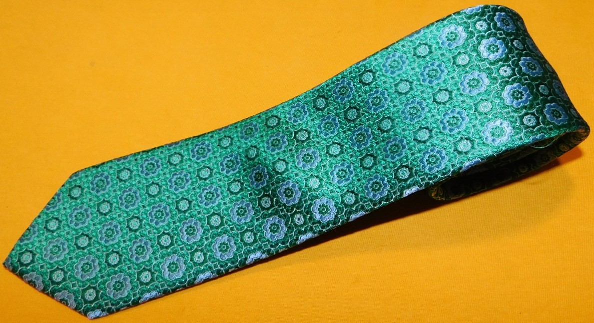 EGARA GREEN/LIGHT GREEN MEDALLION PATTERN SILK/COTTON SLIM TIE – NWT – NECK TIES