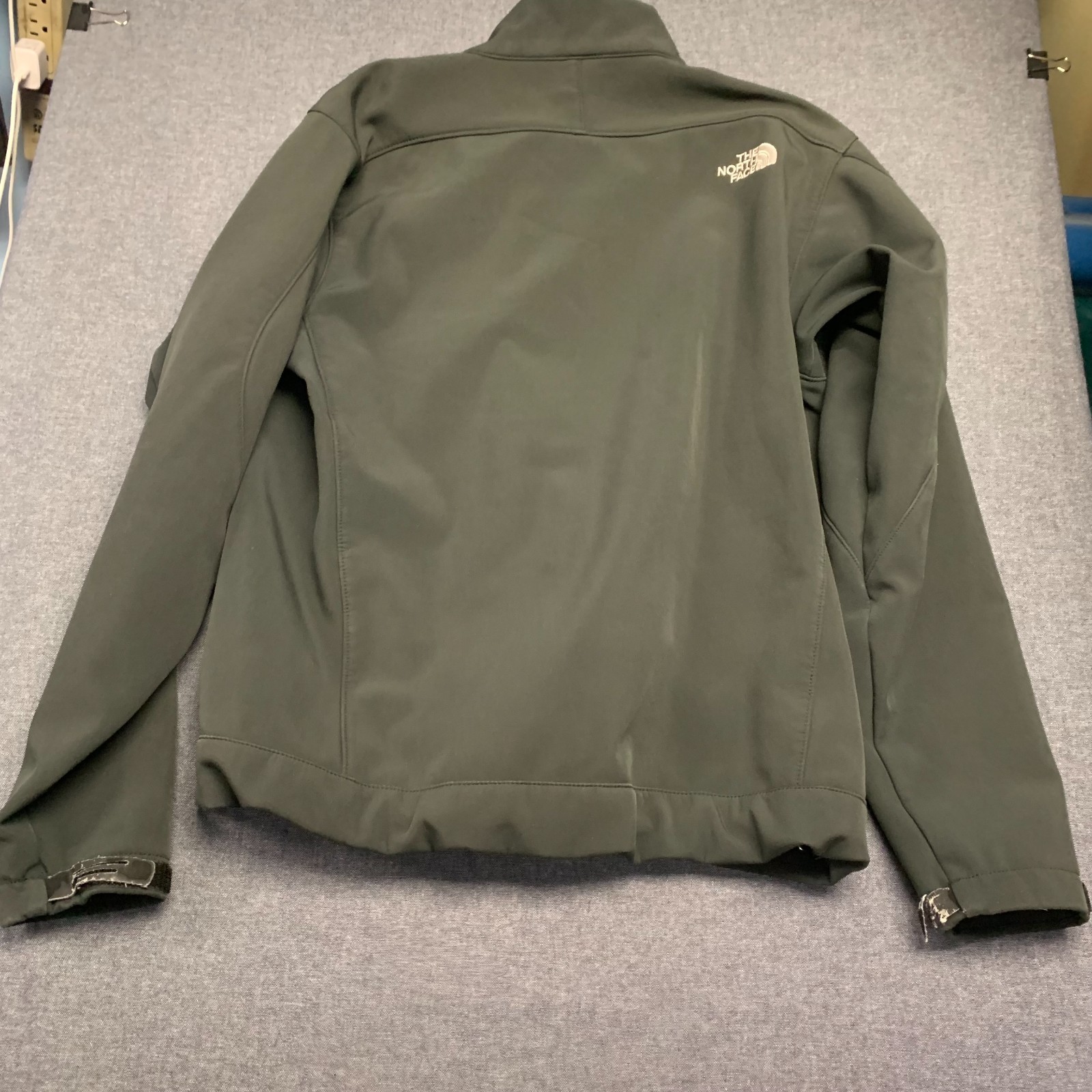 The North Face Apex Mens Jacket Size M Gray Soft Shell Full Zip Windproof Hiking