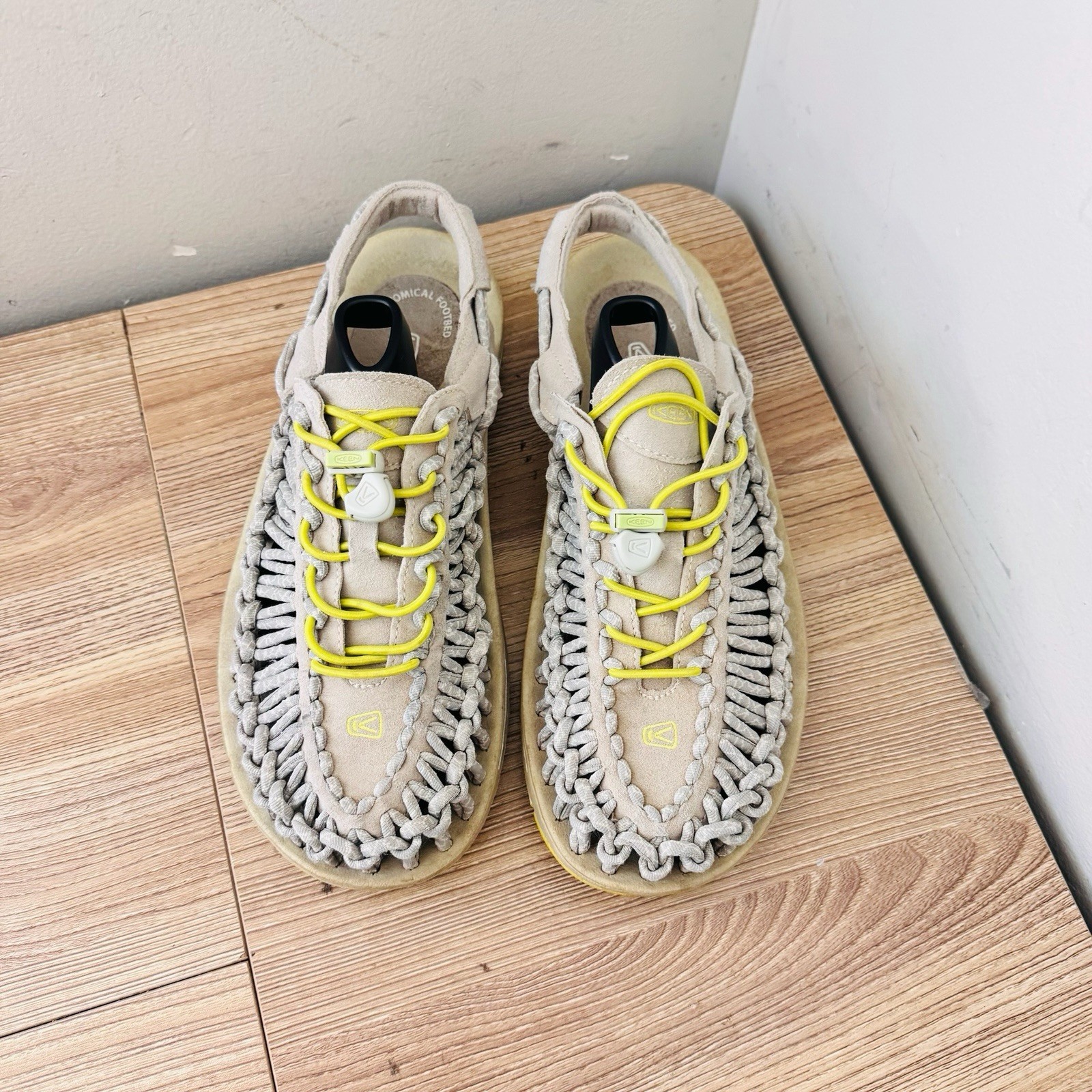 Keen Uneek Gray Yellow Bungee Cord Sandals Women’s Size 10