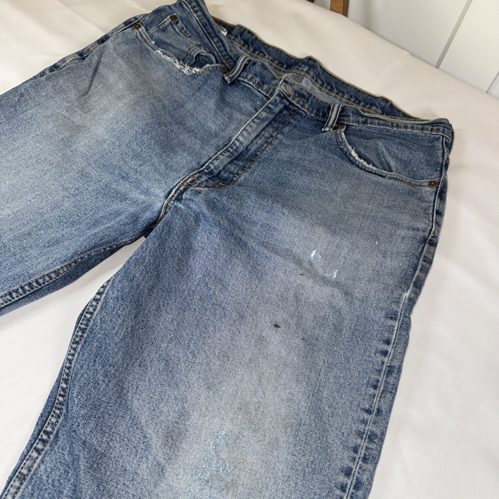 Levi’s 550 Men’s Relaxed Fit Jeans – Stonewash Blue Size 38×34 Thrashed