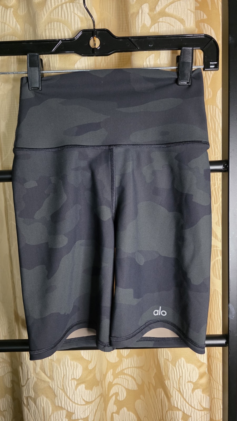 Alo Women Green Tight Legging Size XxS Compress Waist High Rise 14.5″ In Shorts