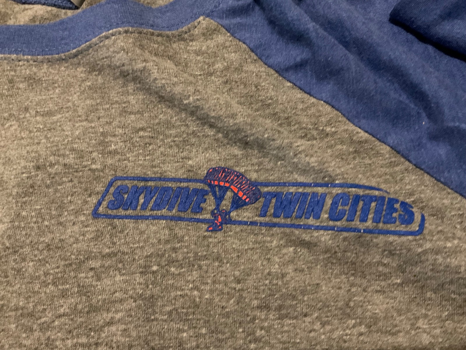 NEXT LEVEL BASEBALL RAGLAN SKYDIVING TWIN CITIES GRAPHIC ( MENS L ) HEATHER BLUE