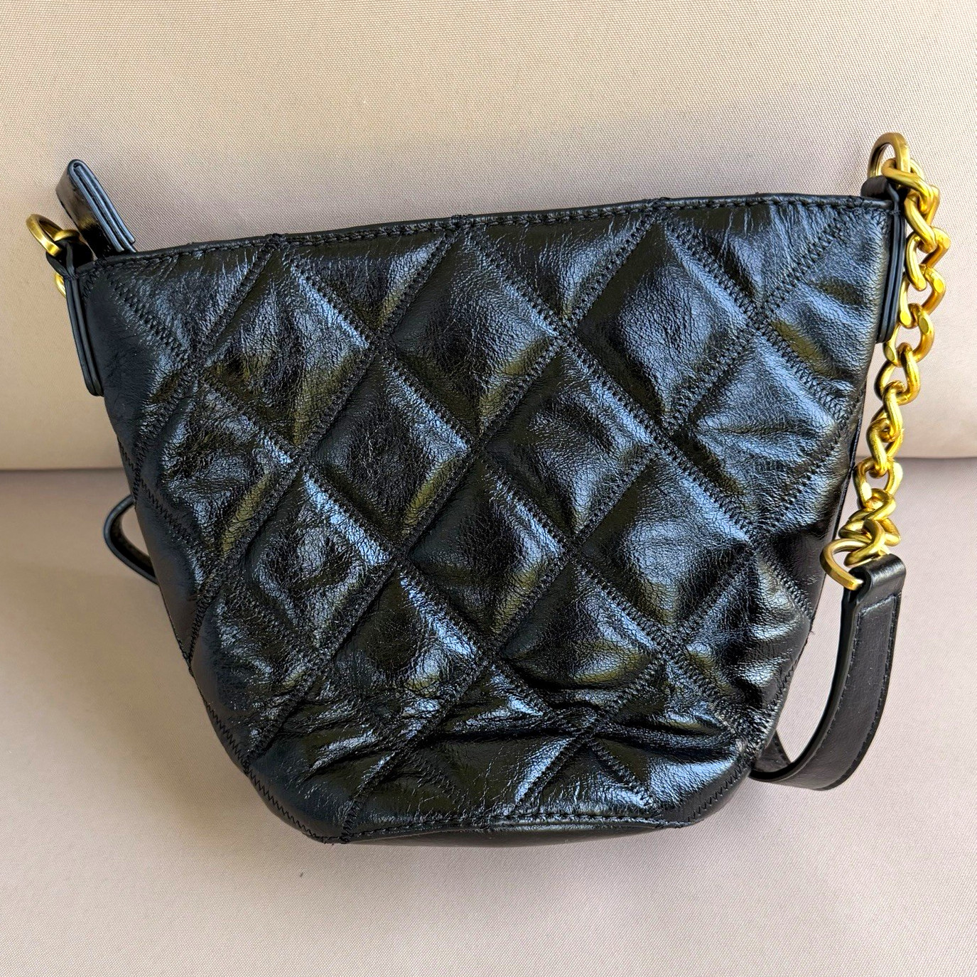 DKNY Small Black Quilted Crescent Crossbody Zip Gold Chain Strap Dust Bag