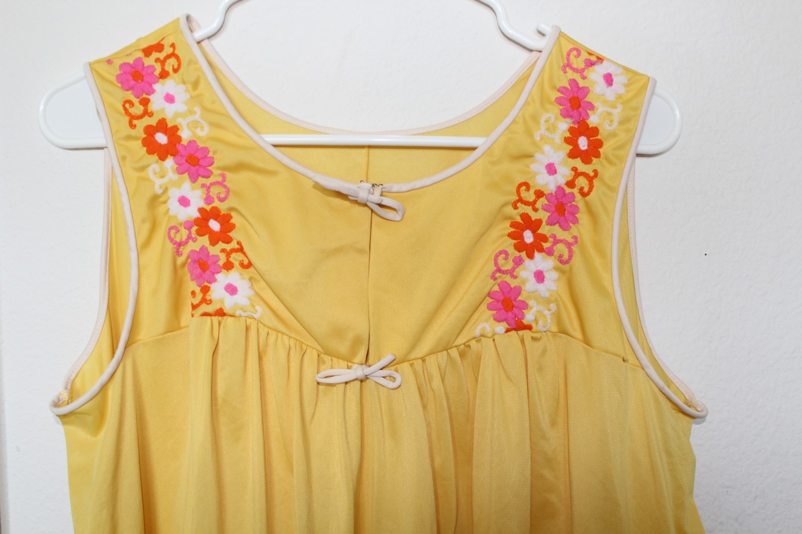 VTG 1960s Flaw Vanity Fair Yellow Babydoll Nightgown Embroidered Floral 36 USA