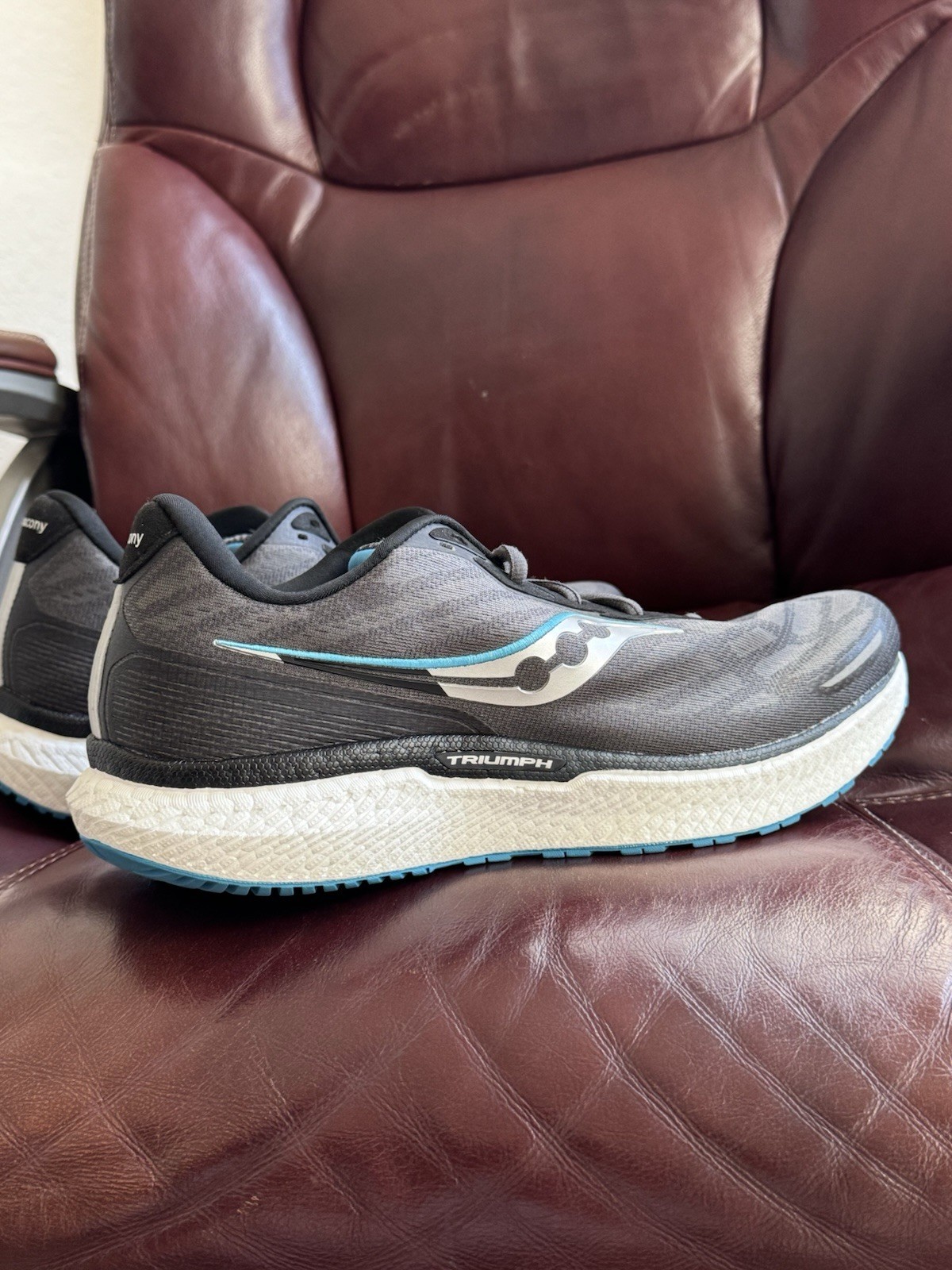 Saucony Triumph Men’s Running Sneaker Lace Up Low Top Rubber Sole Gray/Blue
