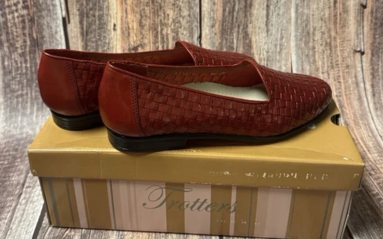 Preowned Trotters Red Woven Slip On Shoes Size 6.5W Item #PHK6949
