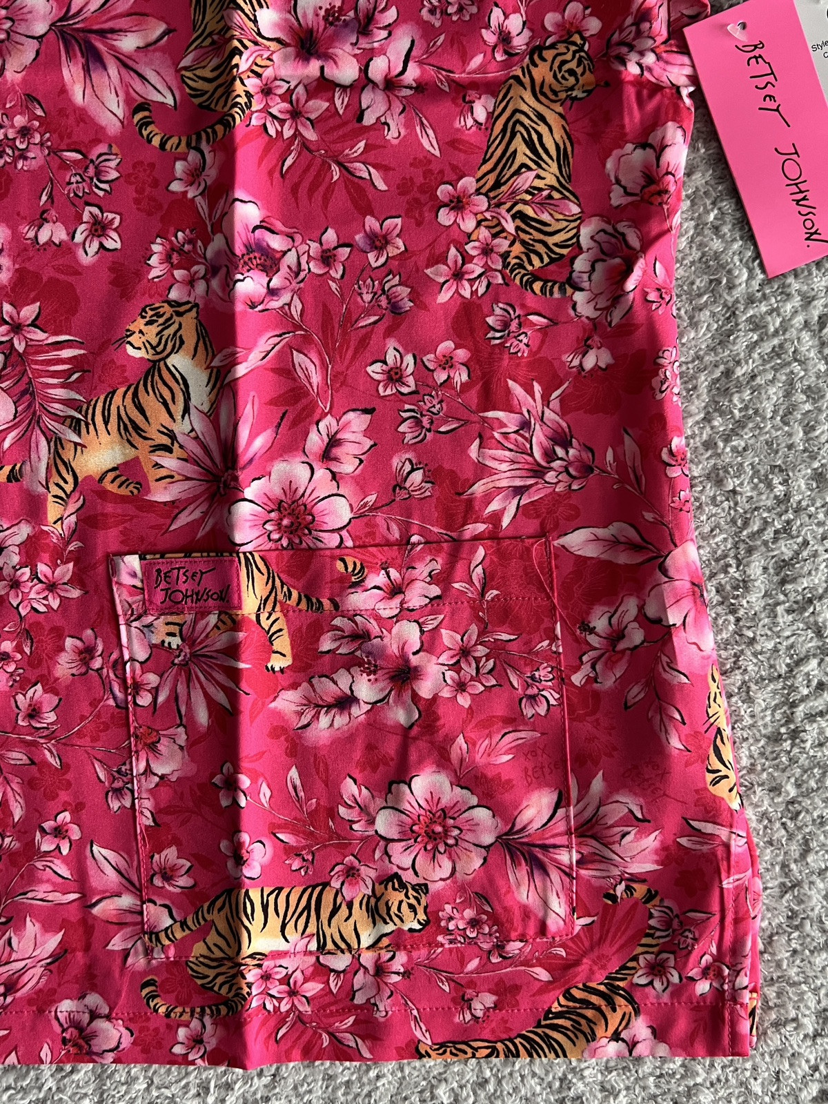 Koi Betsey Johnson Scrub Top Women’s XL Pink Tiger Babe Floral Nursing Medical