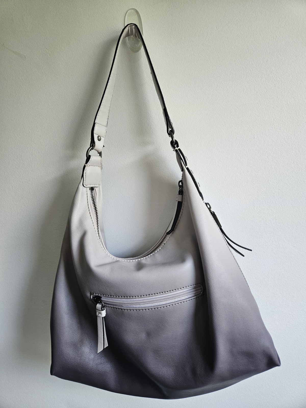 Simply Vera Vera Wang Gray Shoulder Bag Zip Closure Inner Pockets Black Hardware