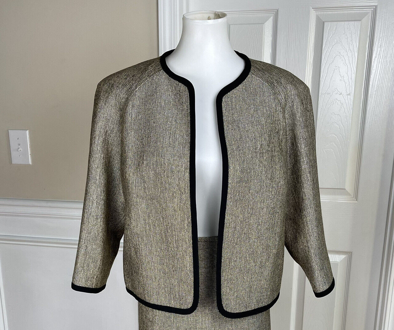 KASPER Polyester Rayon Blazer Size 10P Beige Black Open Front Collarless 1PC