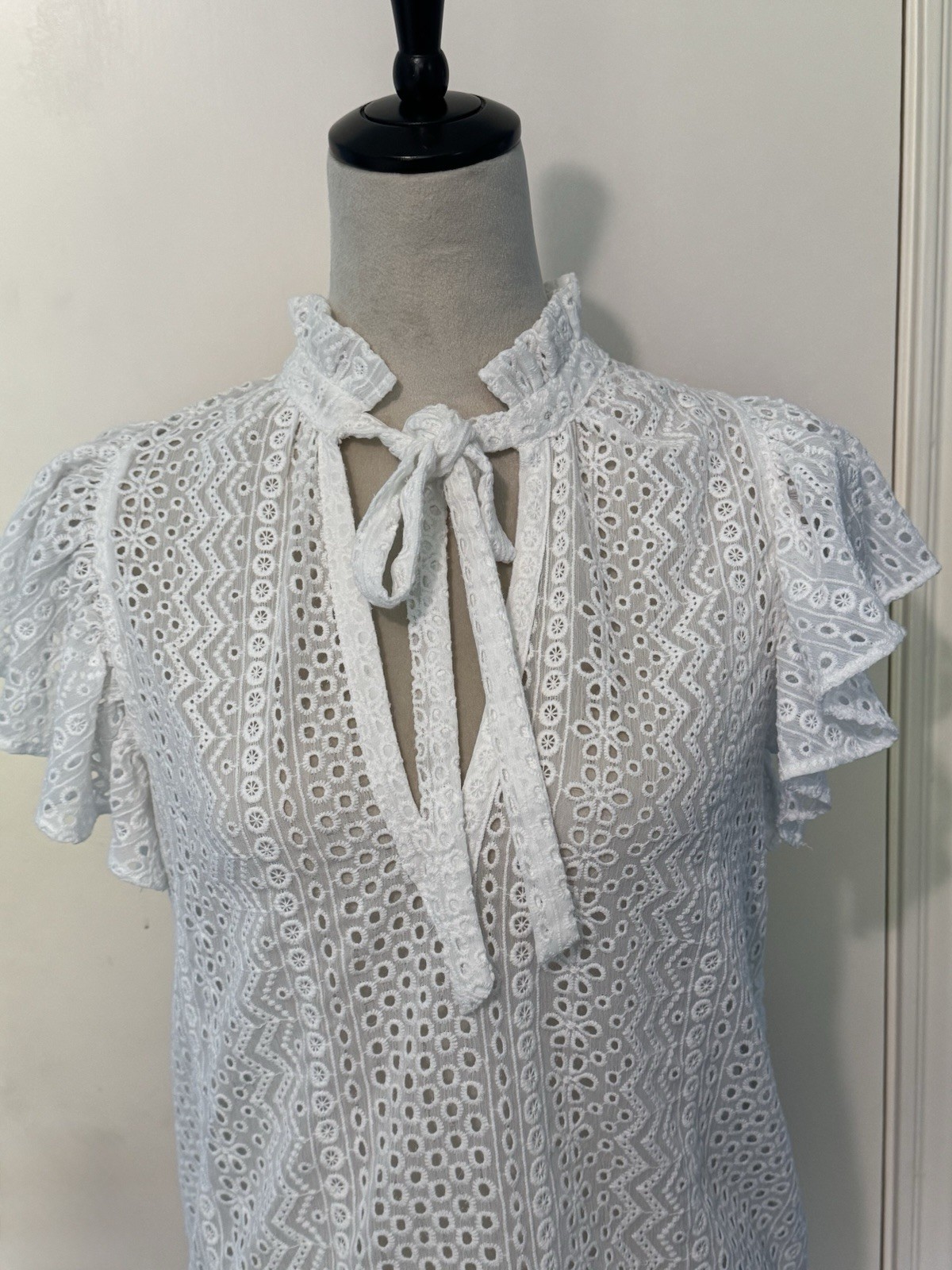 BCBGMAXAZRIA White Lace High Neck Tie Ruffle Flutter Short Sleeve Blouse XS