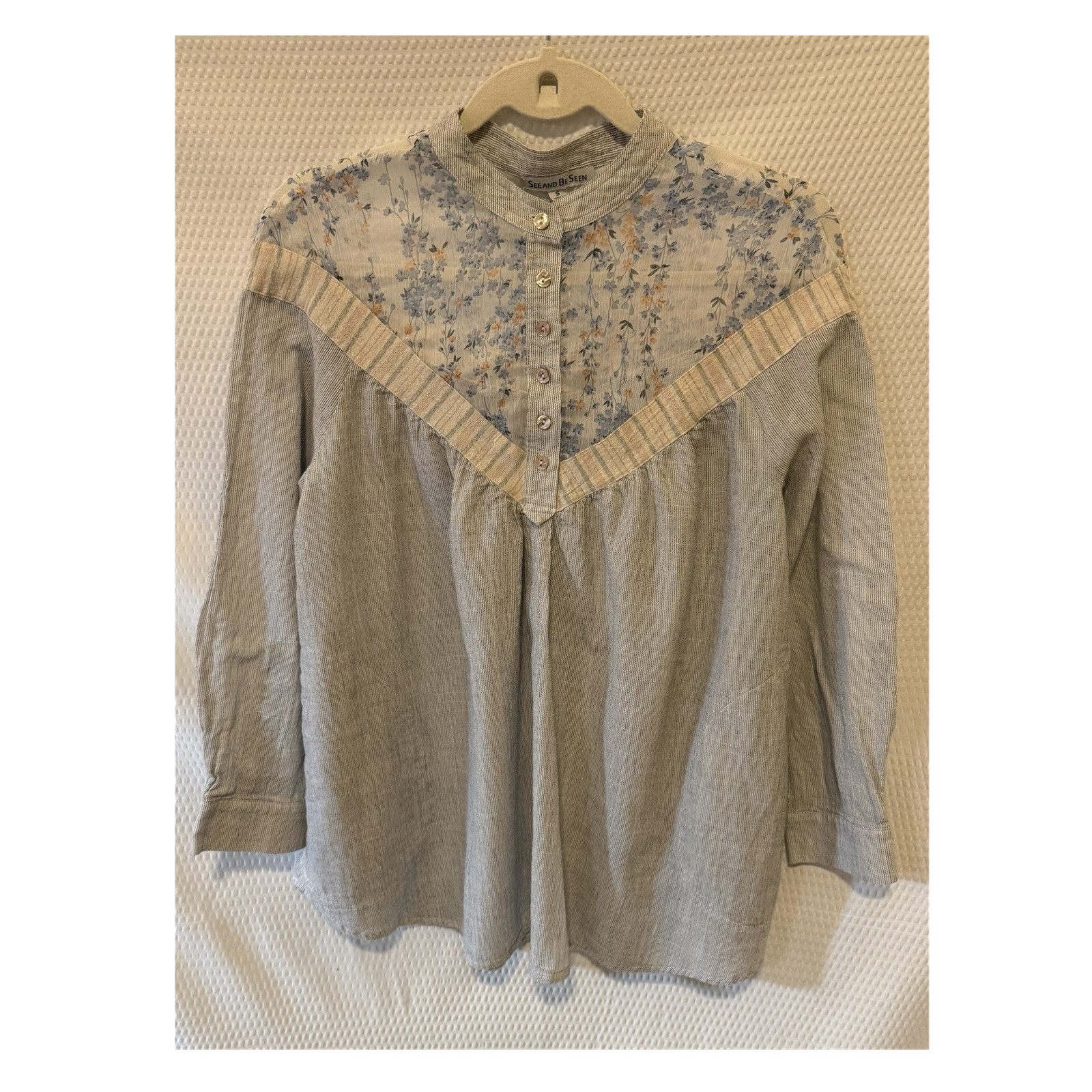 See and Be Seen Gray Blue Floral Mock Neck Button Front Long Sleeve Blouse Small
