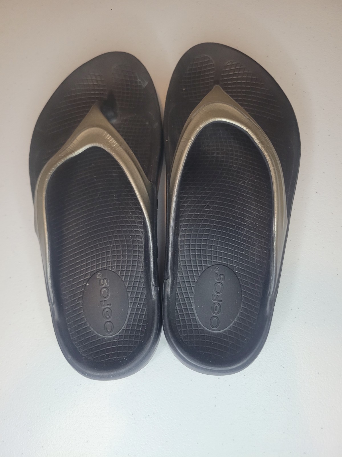 Oofos Oolala Recovery Thong Sandals Flip Flops Womens 6 Silver Metallic Comfort
