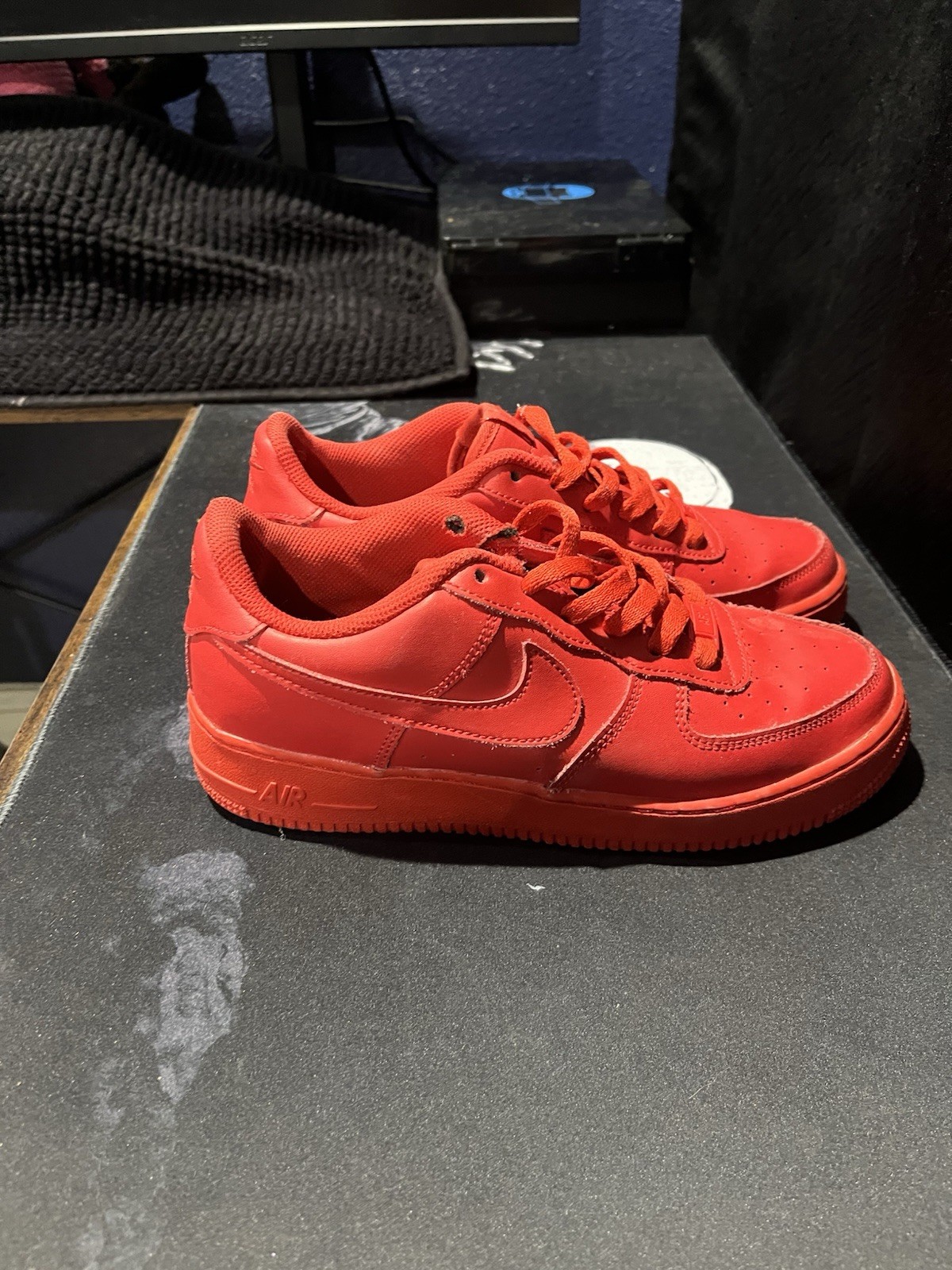 Nike Air Force 1 Low Top Red Solid Lace-Up Men’s Athletic Sneaker Pre-Owned