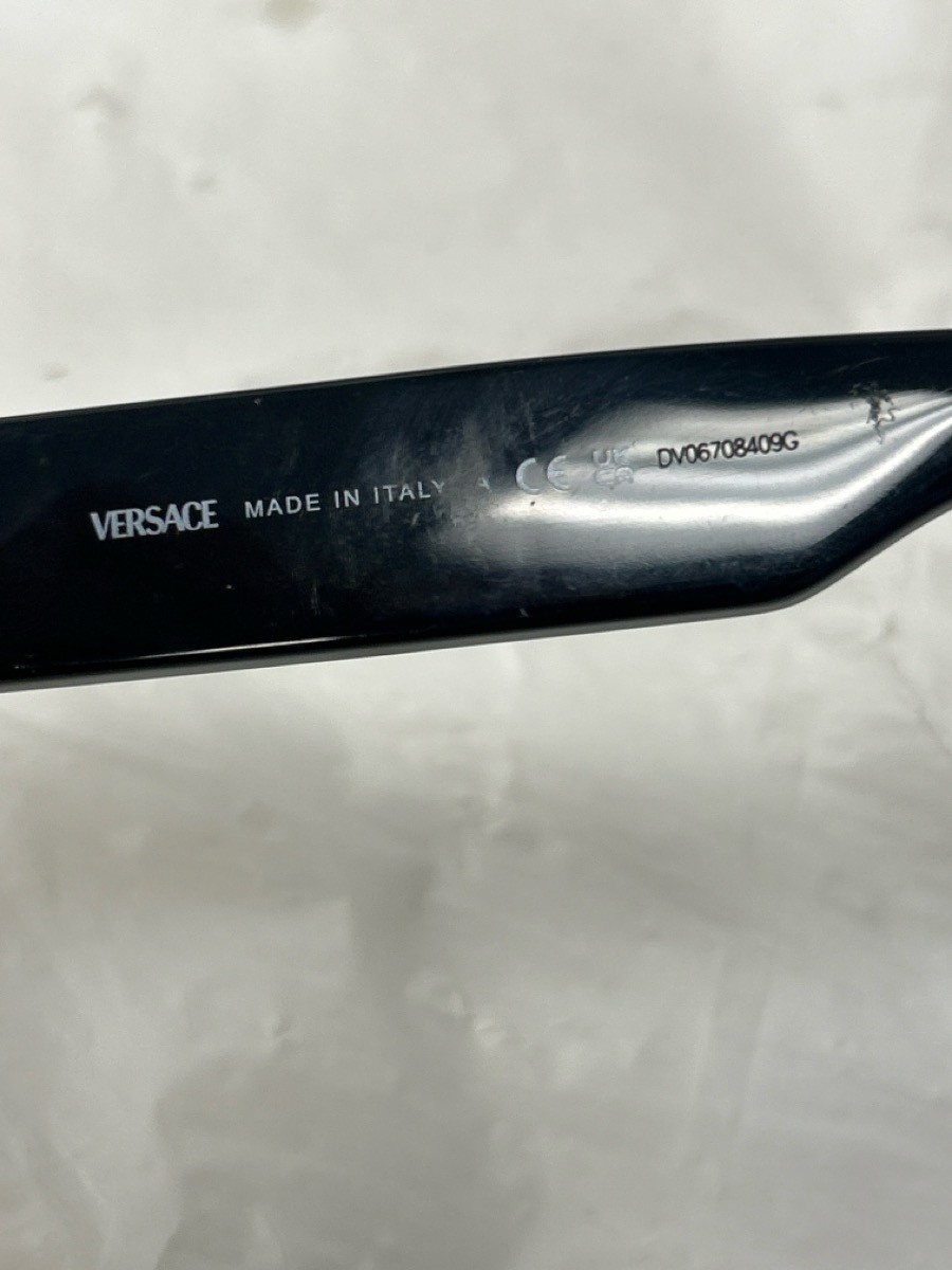 VERSACE 4464 SQUARE BLACK SUNGLASSES *SCRATCHES ON LENS AND INSIDE O (P23017461)