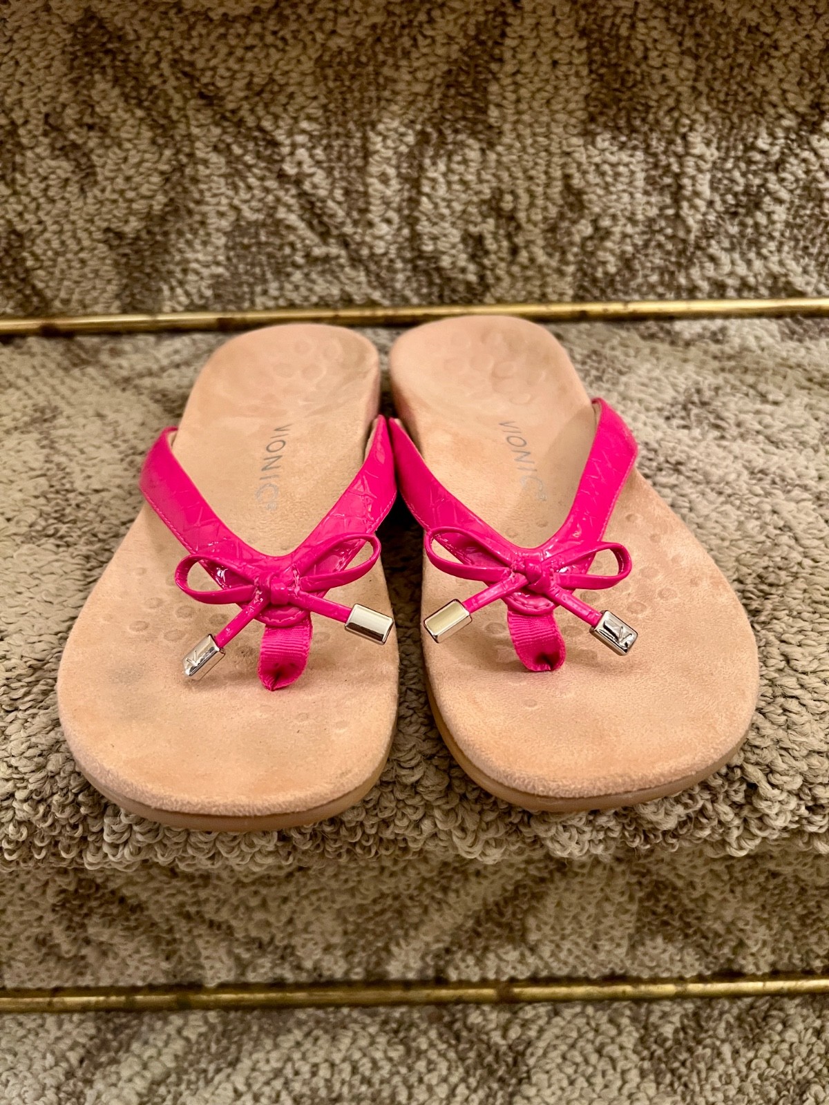 NWOB Women’s Vionic Bella II Magenta Pink Thong Sandals Flip Flops US Size 7