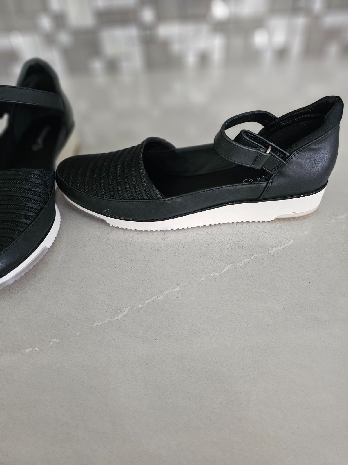 Womens baretraps size 8 black new in box