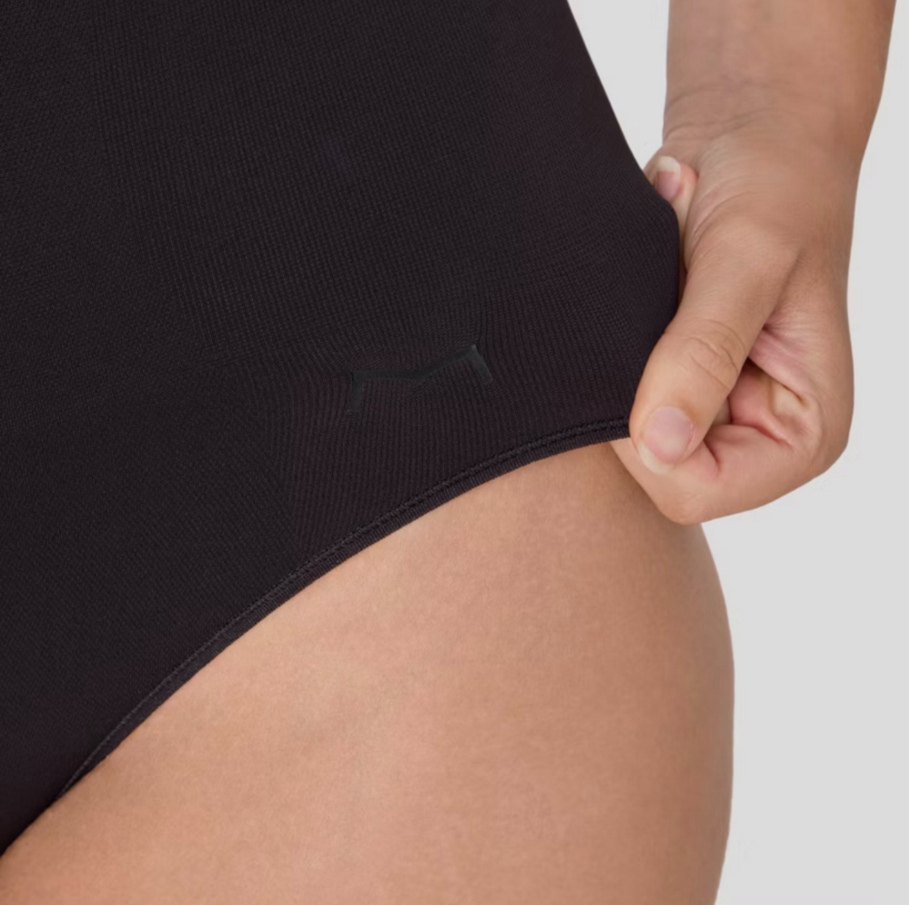 Maidenform Seamless Tummy Control Shapewear Thong Bodysuit DMS830 – BLACK