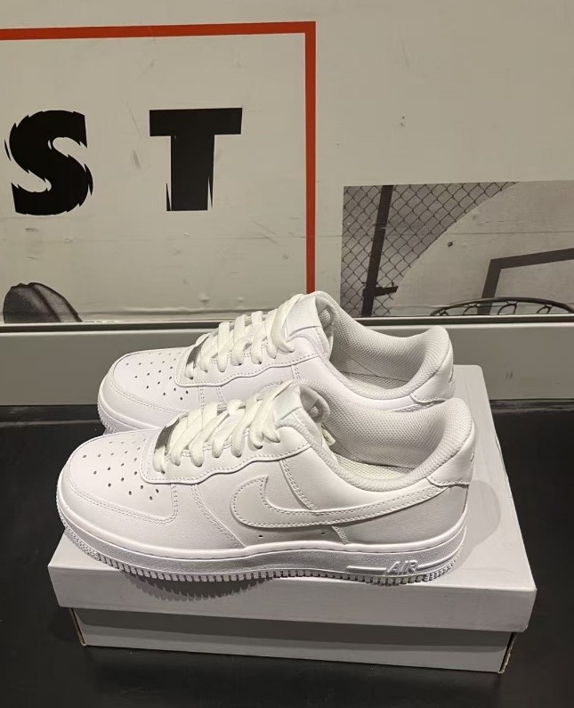Nike Air Force 1 Low Top Triple White ’07 Mens White Sports Classic Sneaker