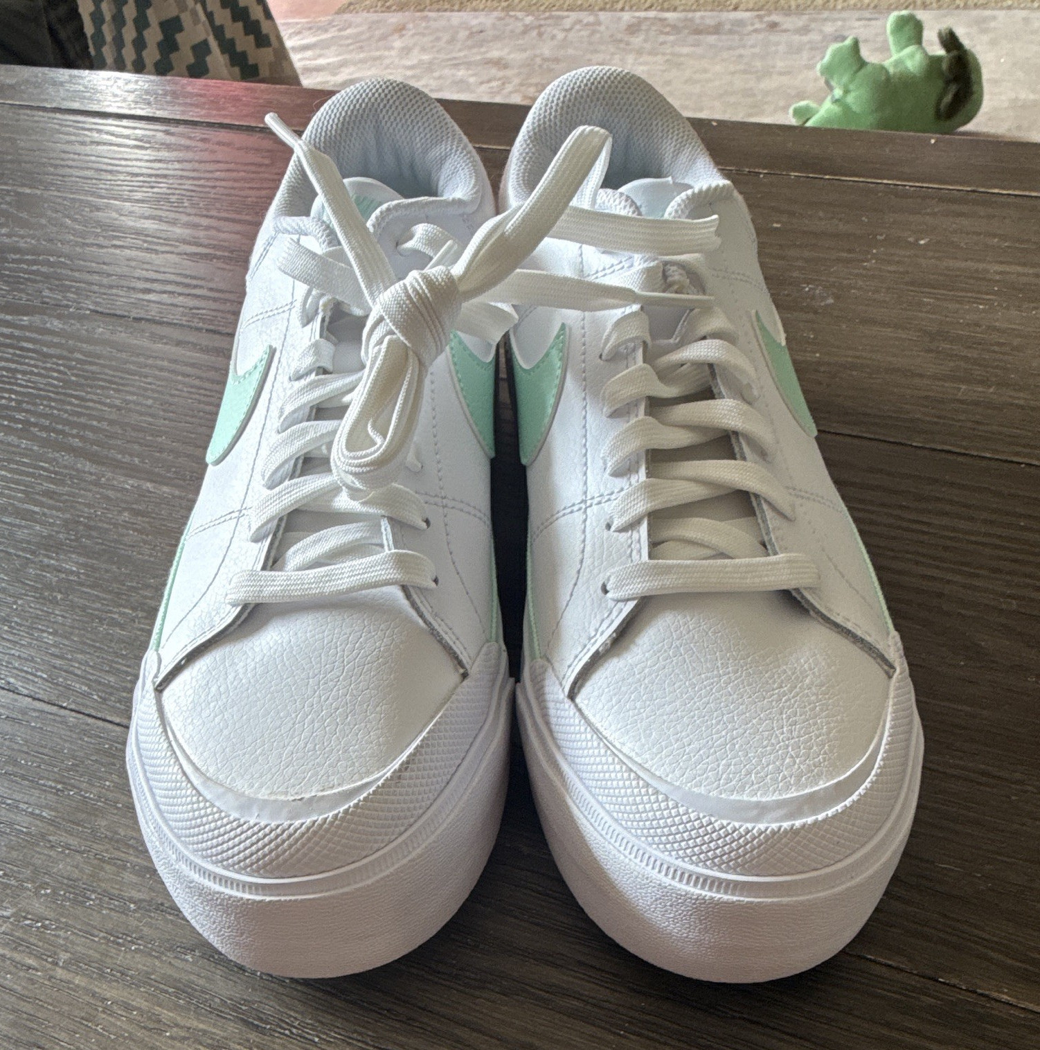Nike women’s Low Top Sneakers White Mint Green Solid Lace Up Athletic