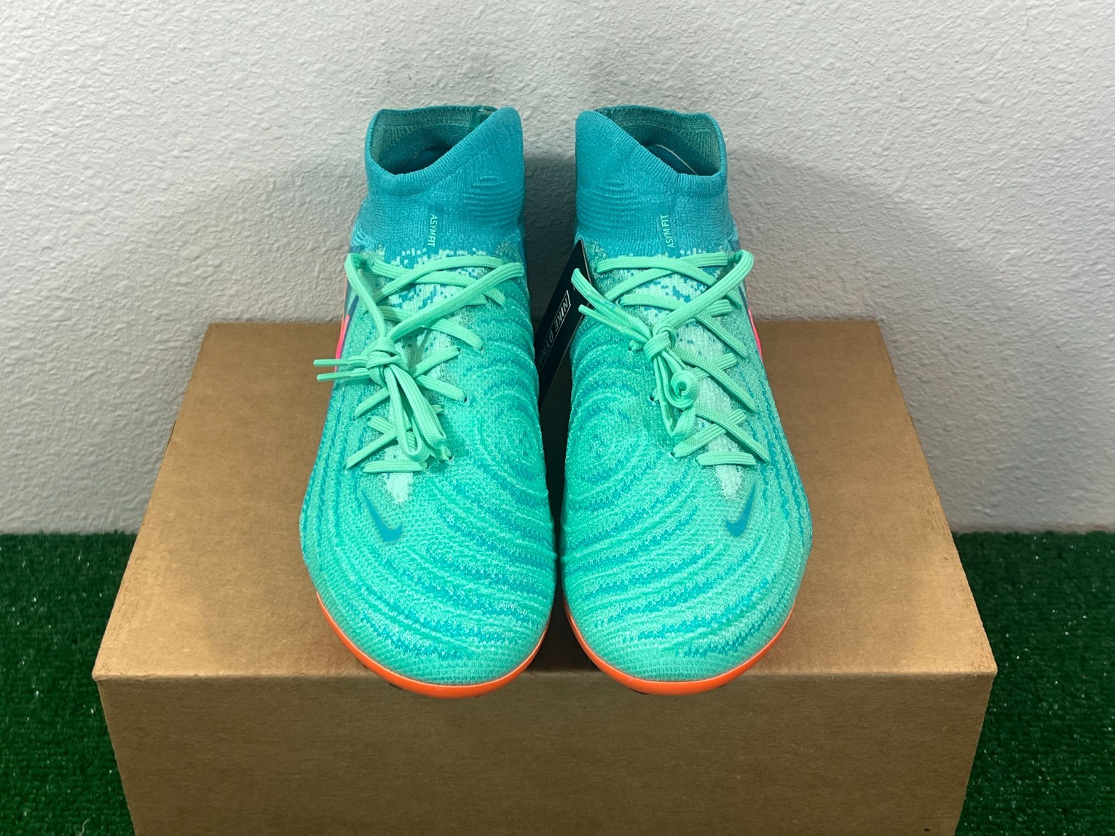 8.5 Men/10 Women- Nike Phantom Luna 2 Elite LV8 SG-Pro Vortex Pack Soccer Cleats