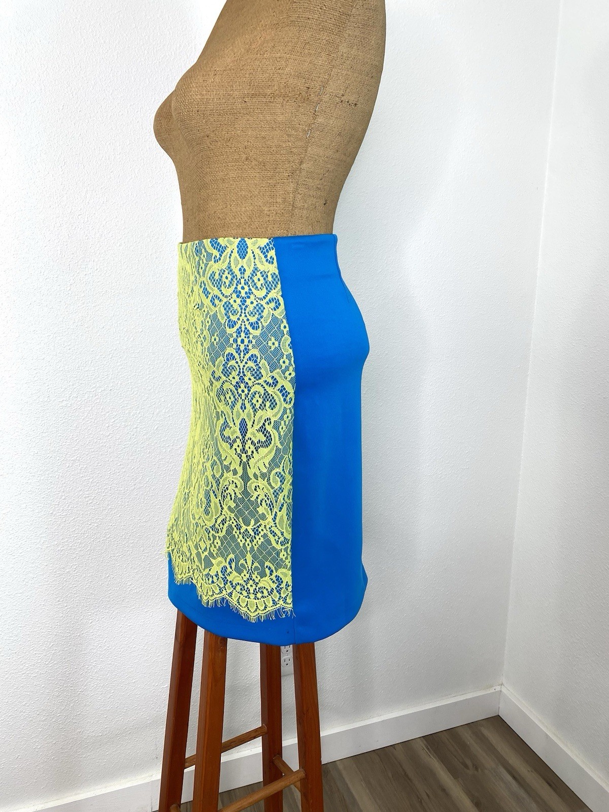 DO & BE Neon Blue Lace Overlay Pencil Skirt M Retro 80’s Madonna Style Nostalgia
