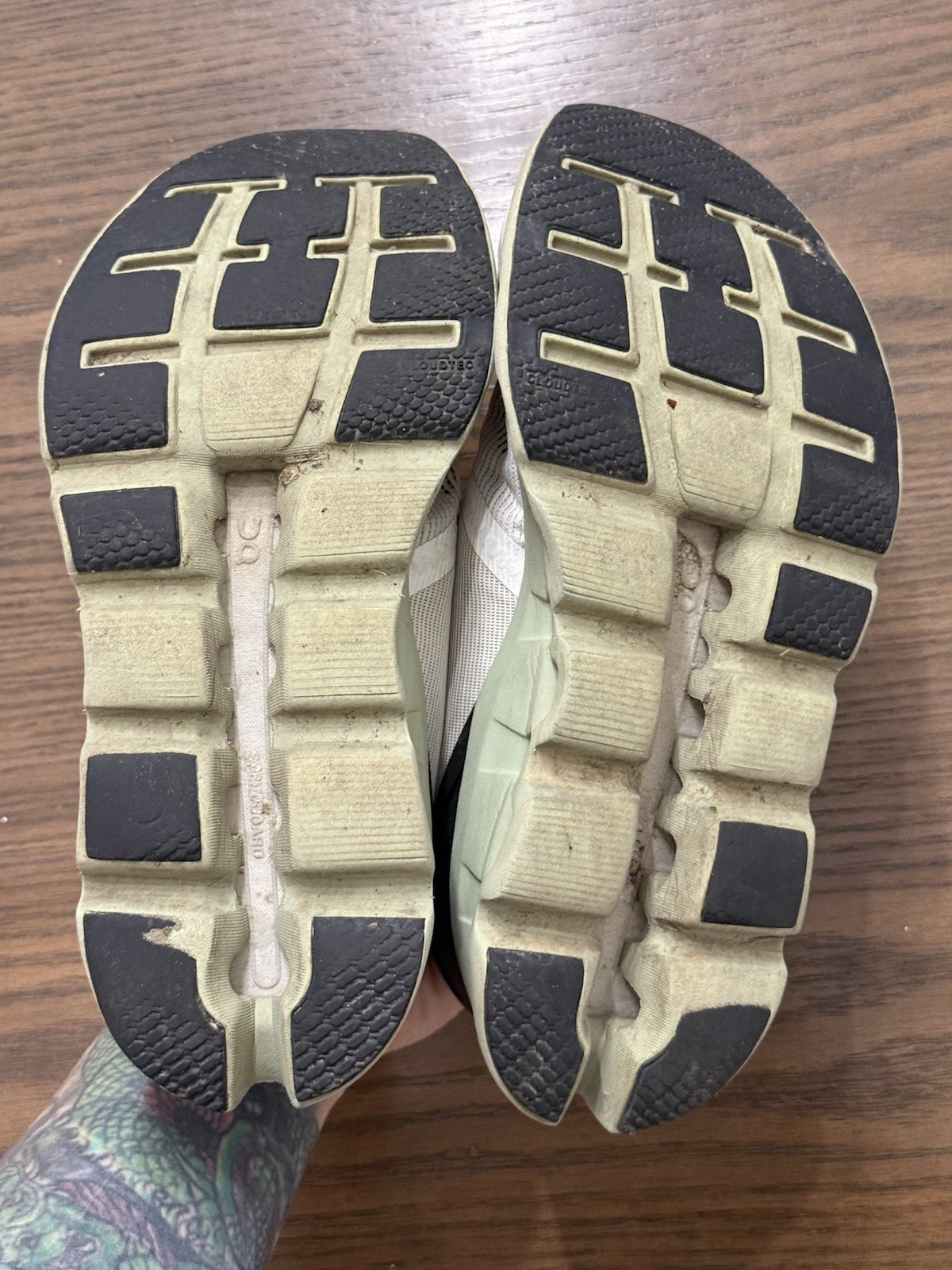 On Cloud Cloudstratus White Black Sage Green Running Shoes Sneaker Womens 5 READ