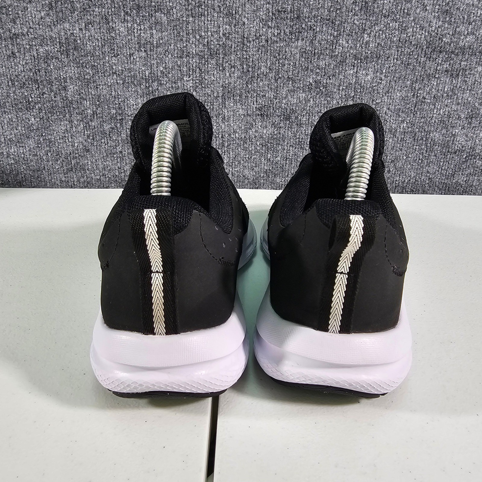 Under Armour Charged Assert 10 Mens Running Shoes Size 7 Black White 3026175-001