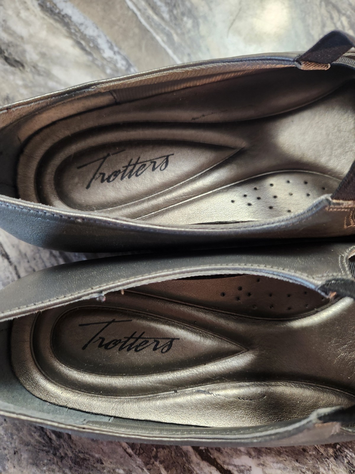 Trotter’s Size 11M Metallic Gray Ballerina Shoe. Excellent Condition.