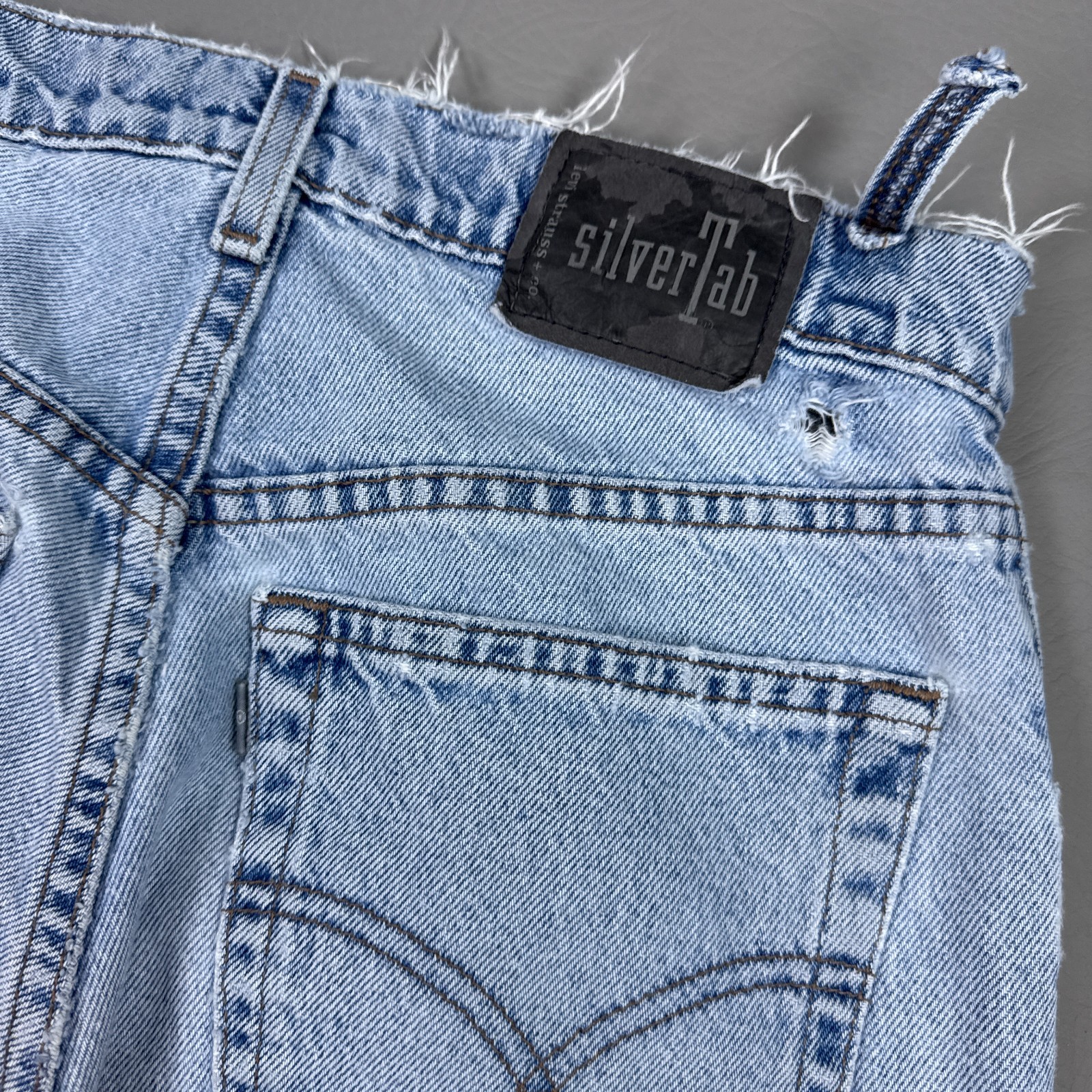 Vintage Levis SilverTab Jeans Mens 30×32 Blue Baggy 90s Made USA Thrashed Faded