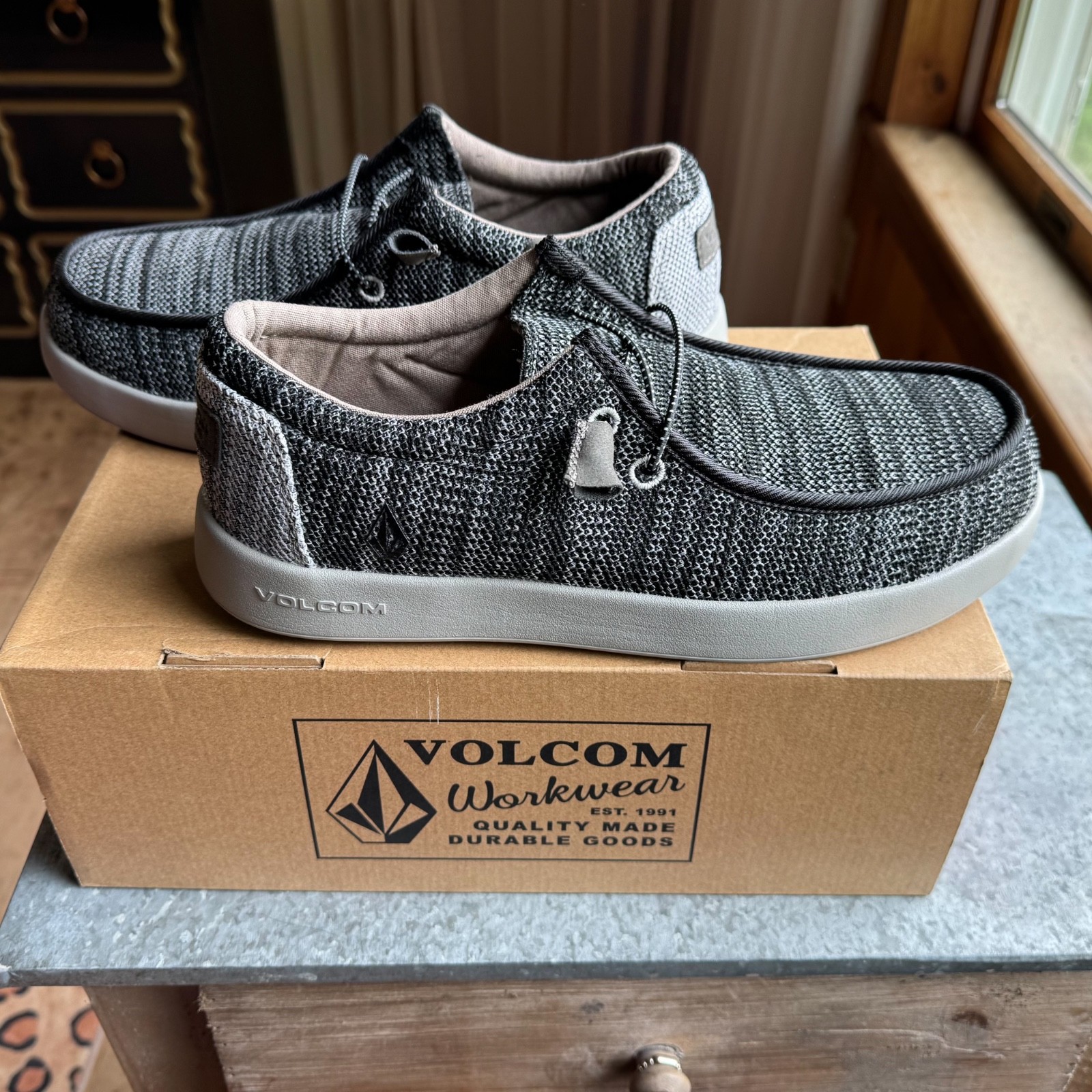 Volcom Chill grey fabric lightweight work shoe composite toe 10 Wide NWB