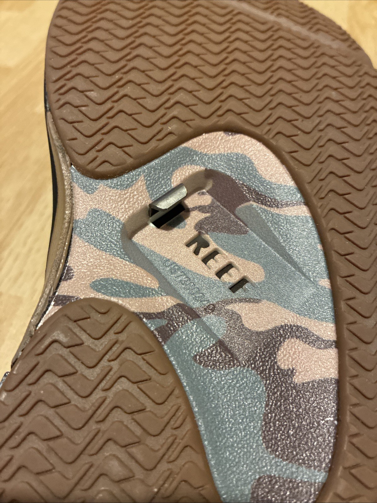 NWT $65 REEF Fanning Men’s Flip-Flop Sandal & Sole Bottle Opener Camo Size 12