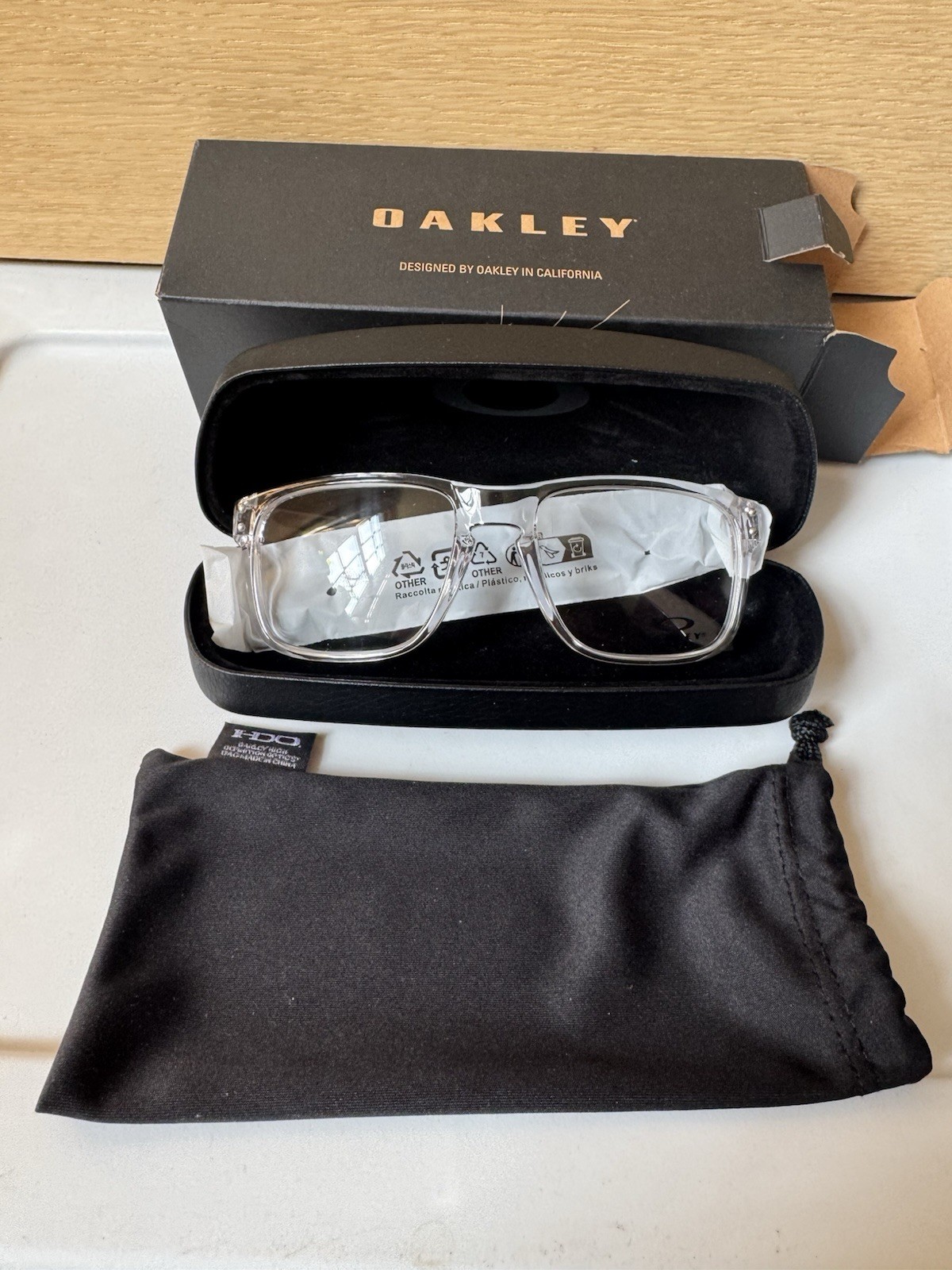 Oakley Holbrook Polished Clear Frame M (131mm) Fit Regular – High Bridge Fit