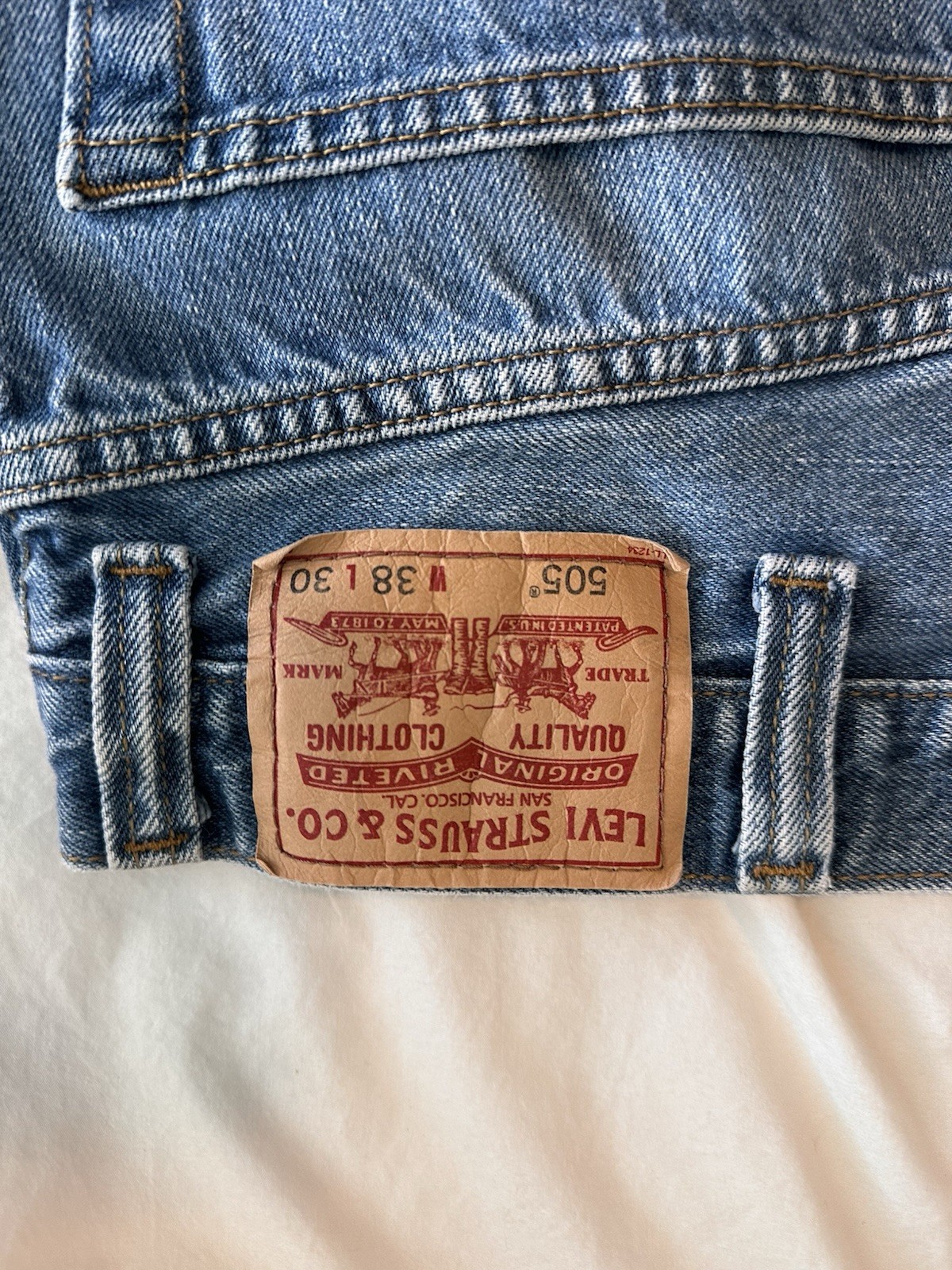 Levi’s 505 Men’s Regular Fit 38×30 Straight Leg Mid Rise Blue Denim Jeans