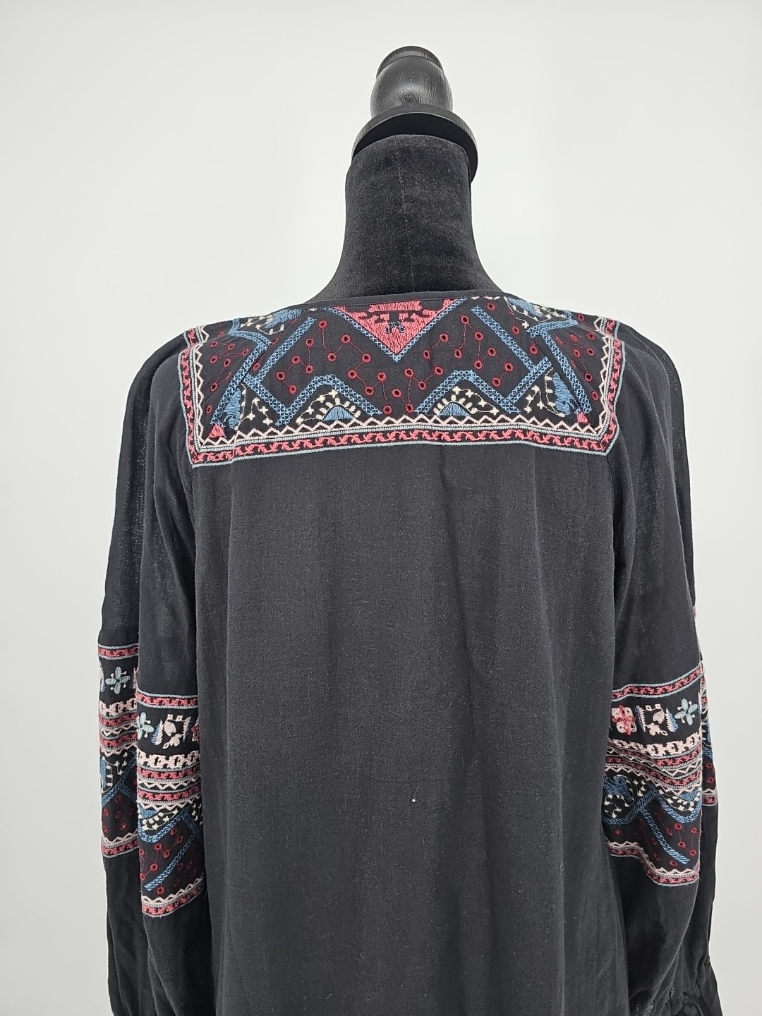 BCBGMaxAzaria Embroidered Boho Dress Medium Black Lace Up V-Neck Lined
