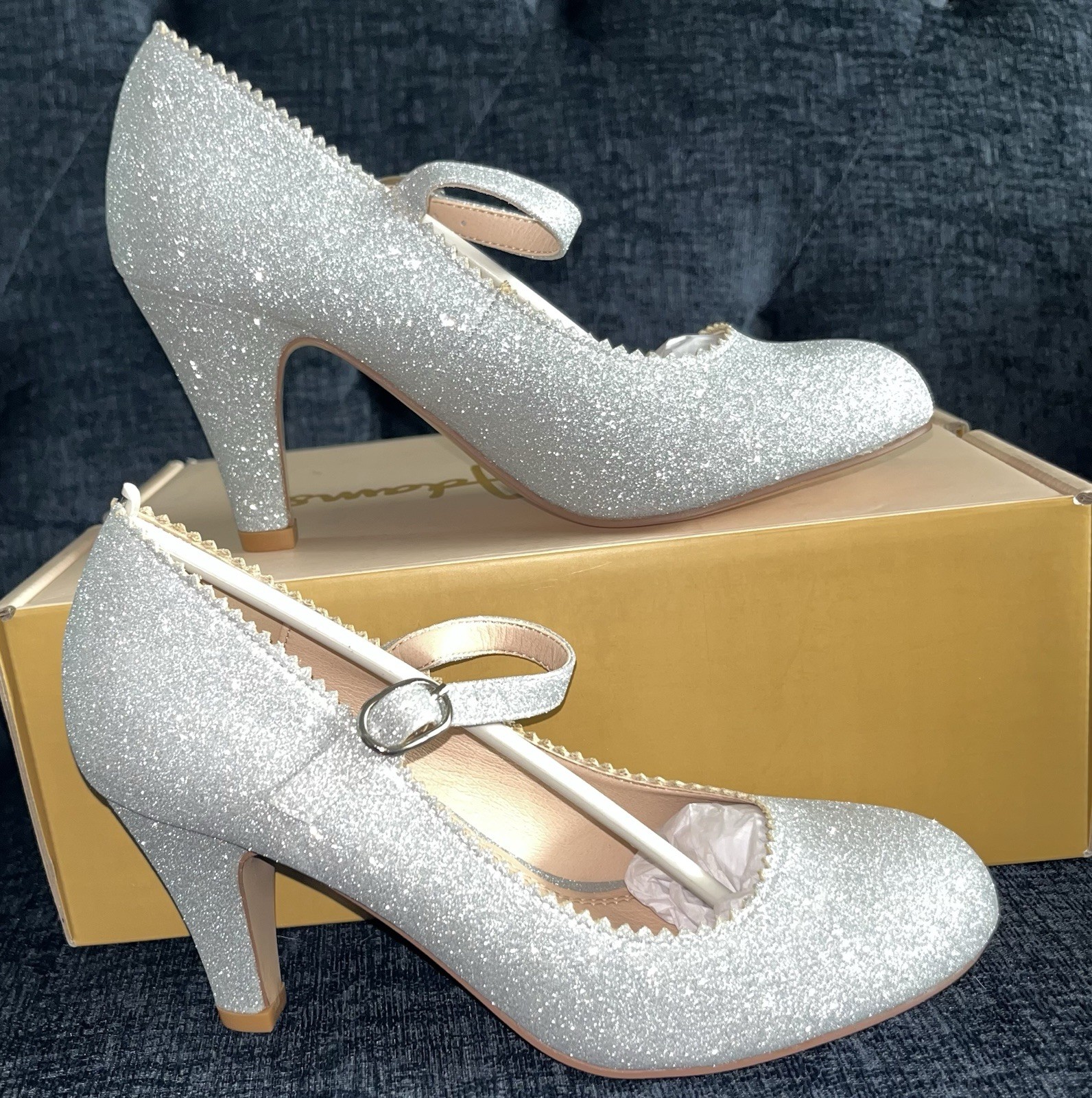 J. Adams Honey Silver Glitter Size 6 Women’s Dress Shoe, For All Occasions.