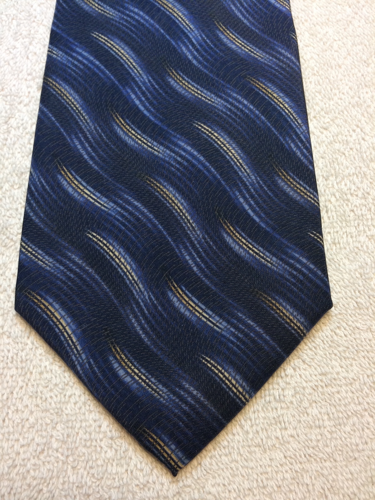 DOCKERS MENS TIE SHADES OF BLUE WITH GOLD 4 X 58 NWT