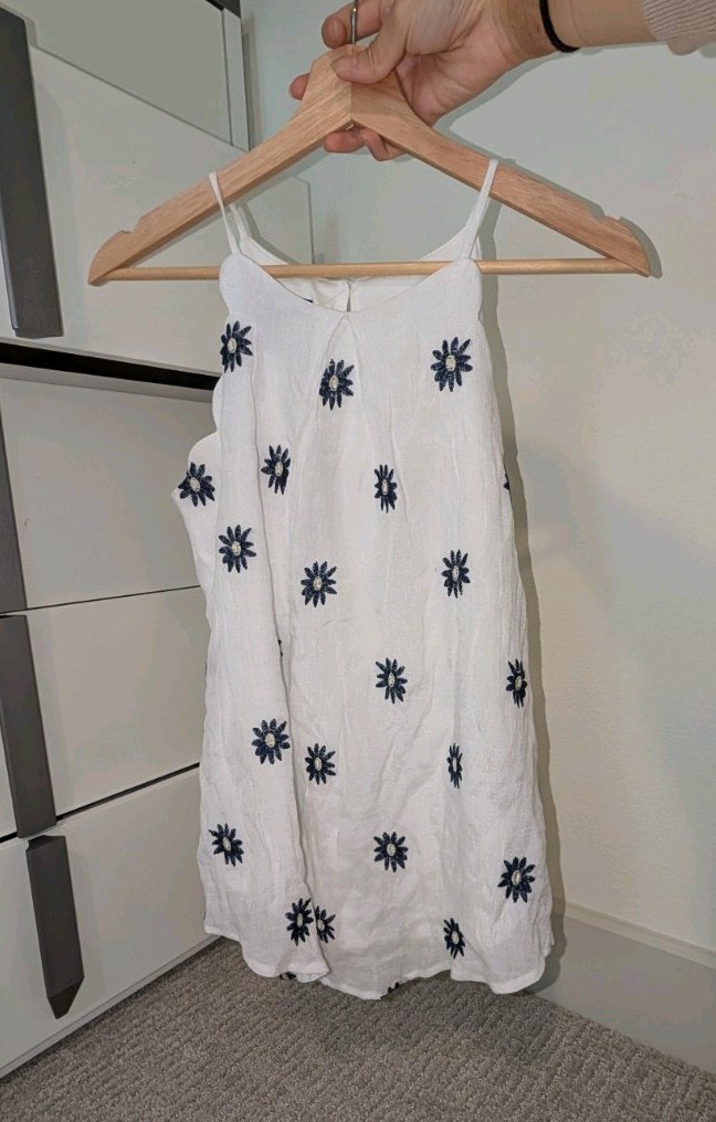 white I.N. San Francisco Floral Sleeveless Blouse, Size M