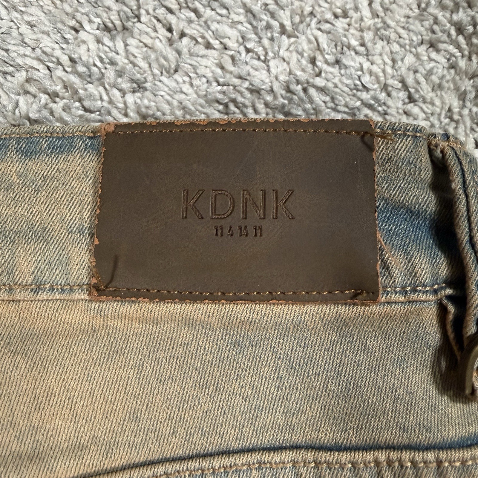 KDNK Jeans Mens Size 34×32 Blue Tan Paint Splatter Distressed Slim Denim Pants