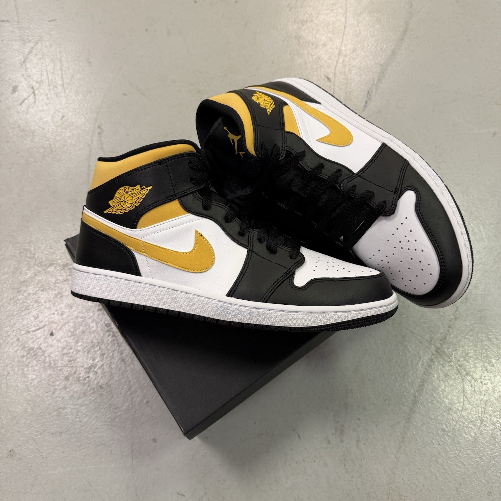 Nike Air Jordan 1 Mid White Pollen Black 554724-177 Men’s Size 13