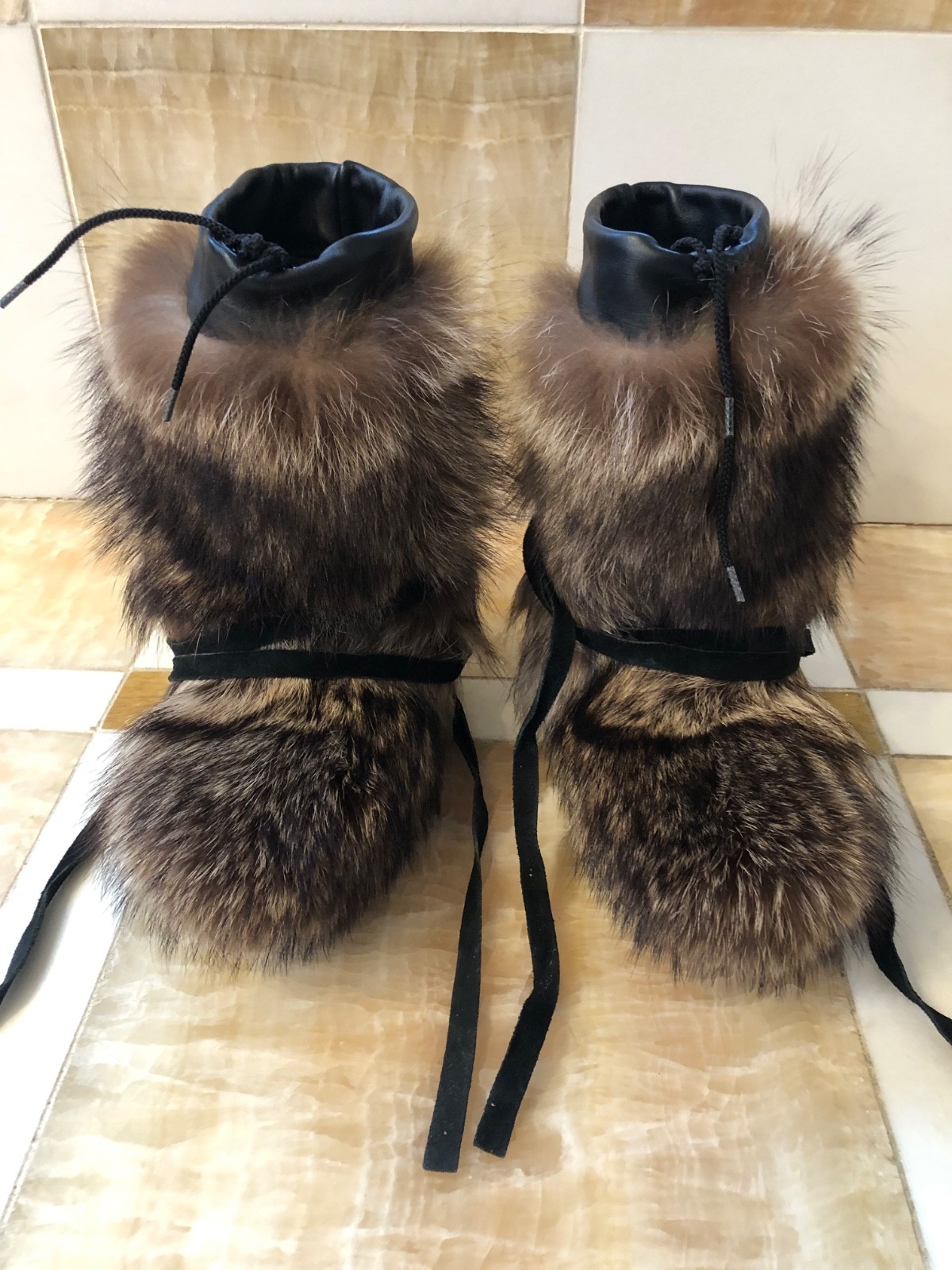 Beautiful Authentic Alaskan Fur and Leather MukLuks. Women’s 7. Preowned