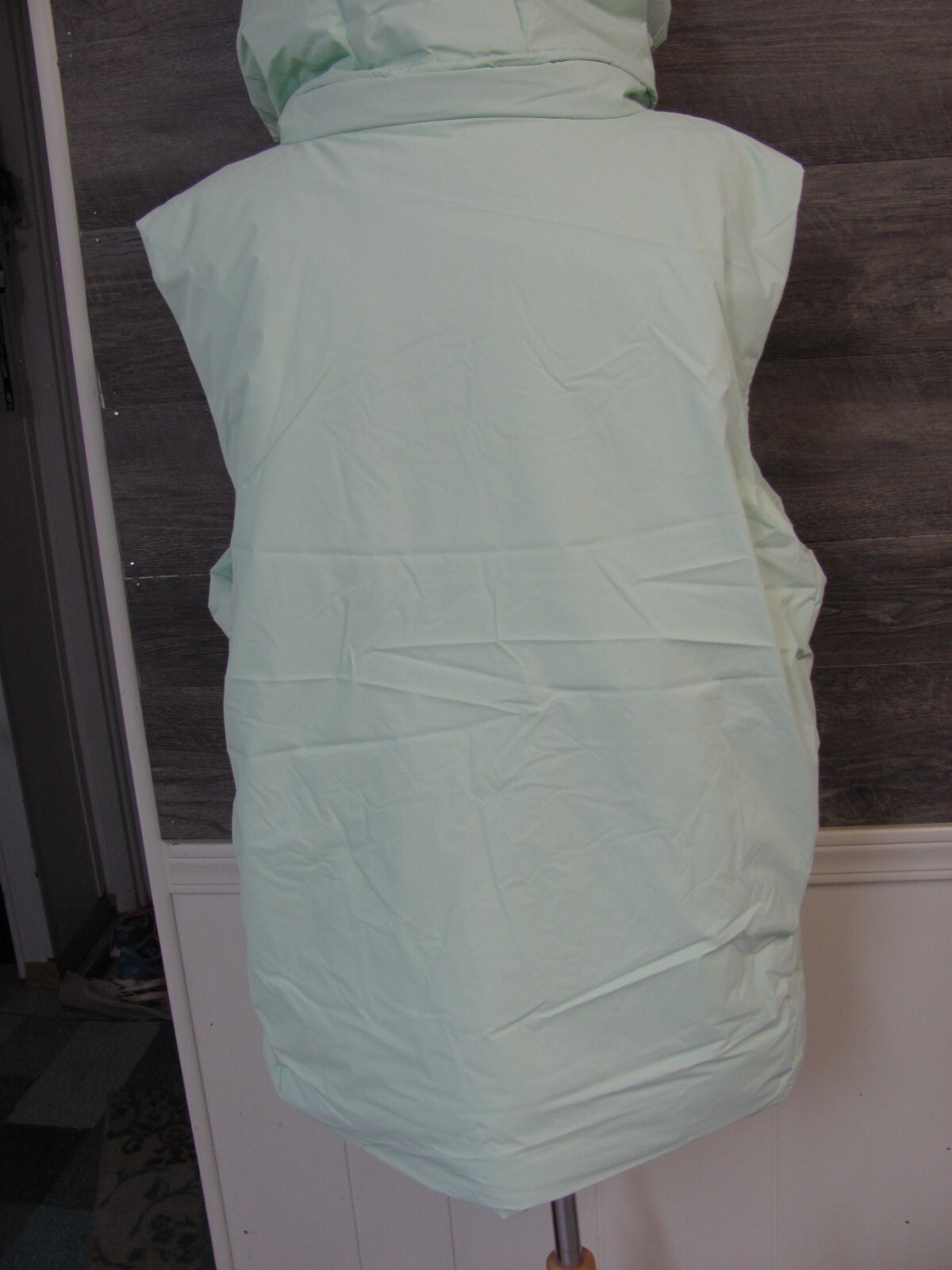 RAINS UNISEX LOOP VEST NEW WITH TAGS SIZE LARGE PIT TO PIT 24 IN LENGTH 26 IN. H