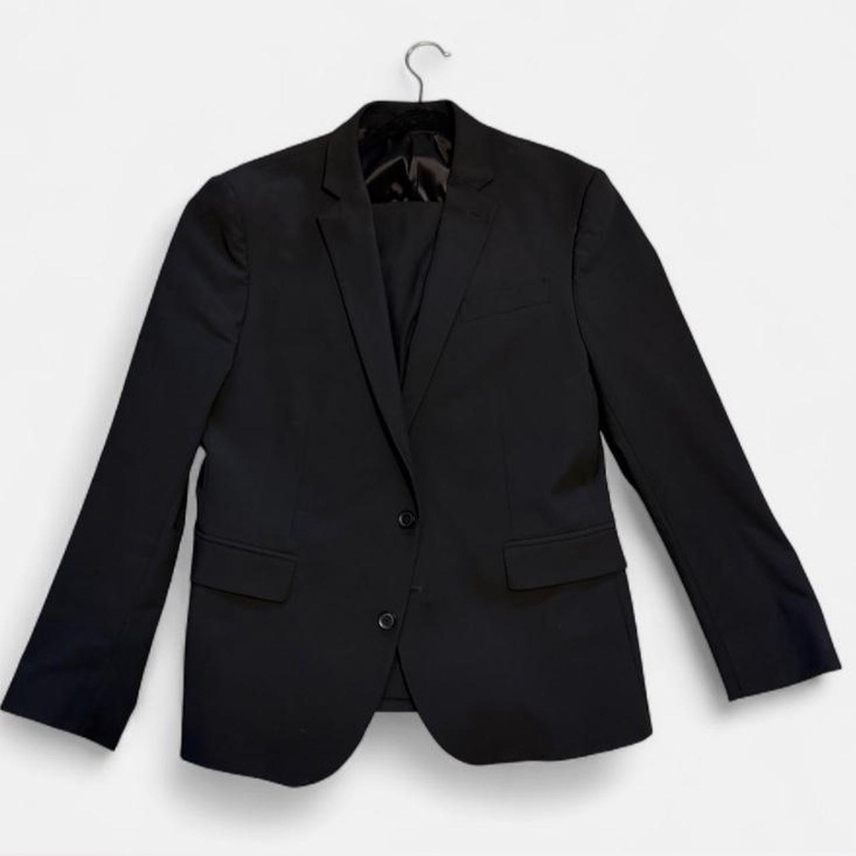 Black Slim Fit Stretch Suit with Pants. Pants: 32×30 Coat: 42S
