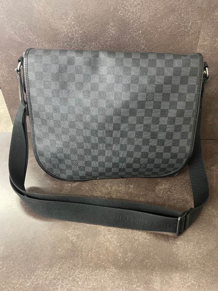 Louis Vuitton District Messenger Gm Please Read* Signs Of Heavy Wear 5.5/10