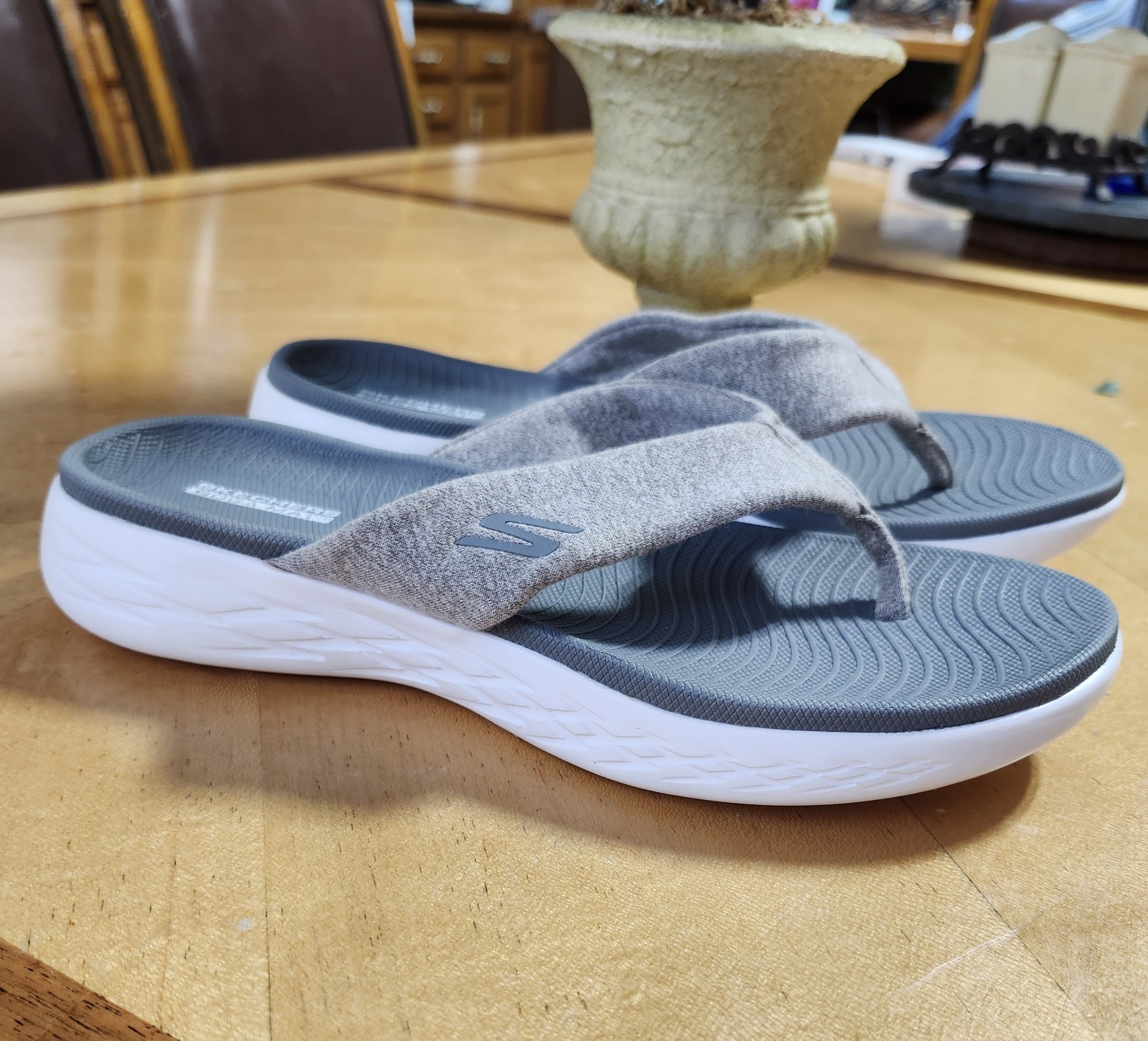 Skechers Flip-Flop Sandals Size 7 $22 Women’s GOGA MAT in Gray Brand New !