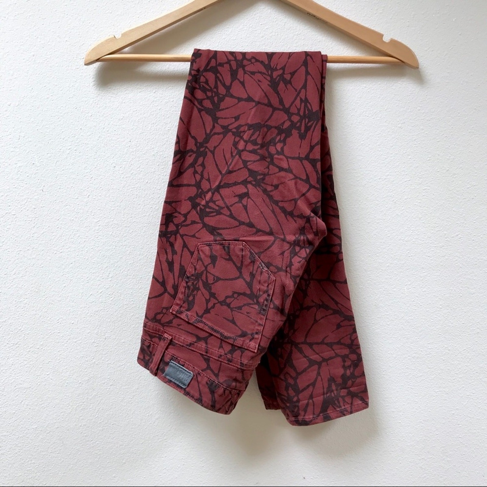 PAIGE Skyline Skinny Maroon Black & Red Leaf Print Skinny Jeans Women’s Size 26